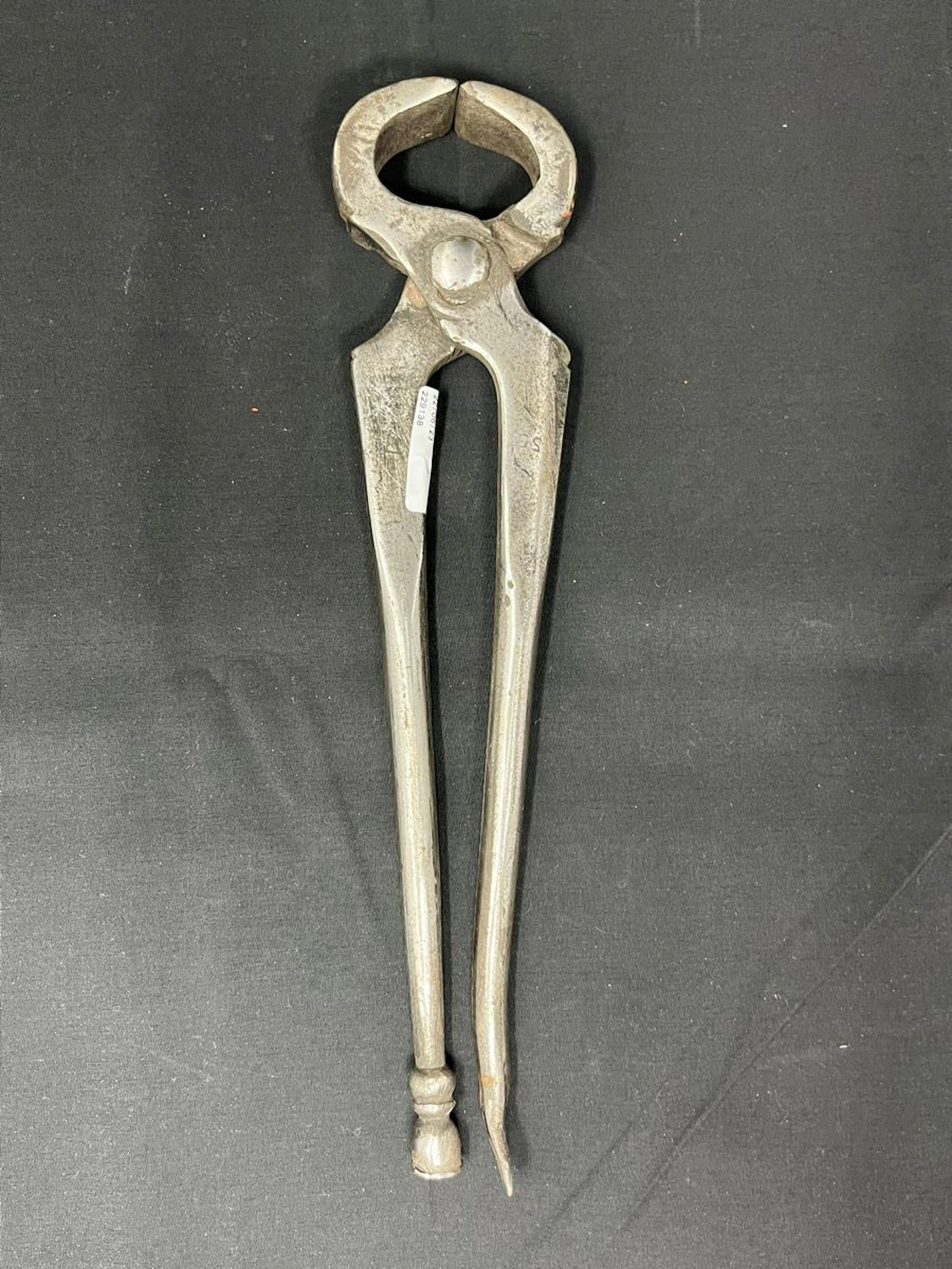 Tenaille en fer forgé. XIXe siècle Poids... - Lot 420 - Rossini