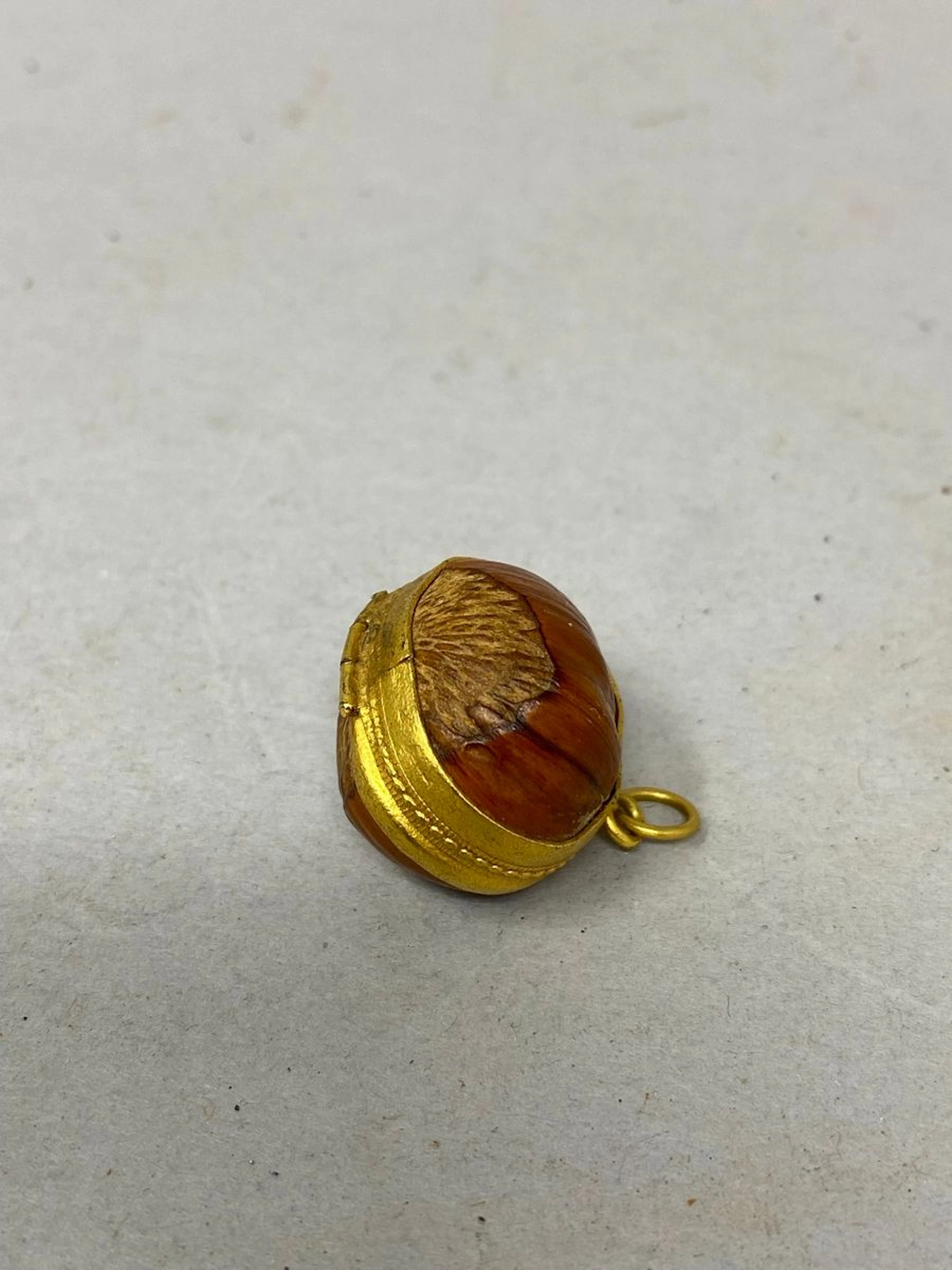 NONTRON Pendentif ouvrant composé d'une noisette,... - Lot 446 - Rossini