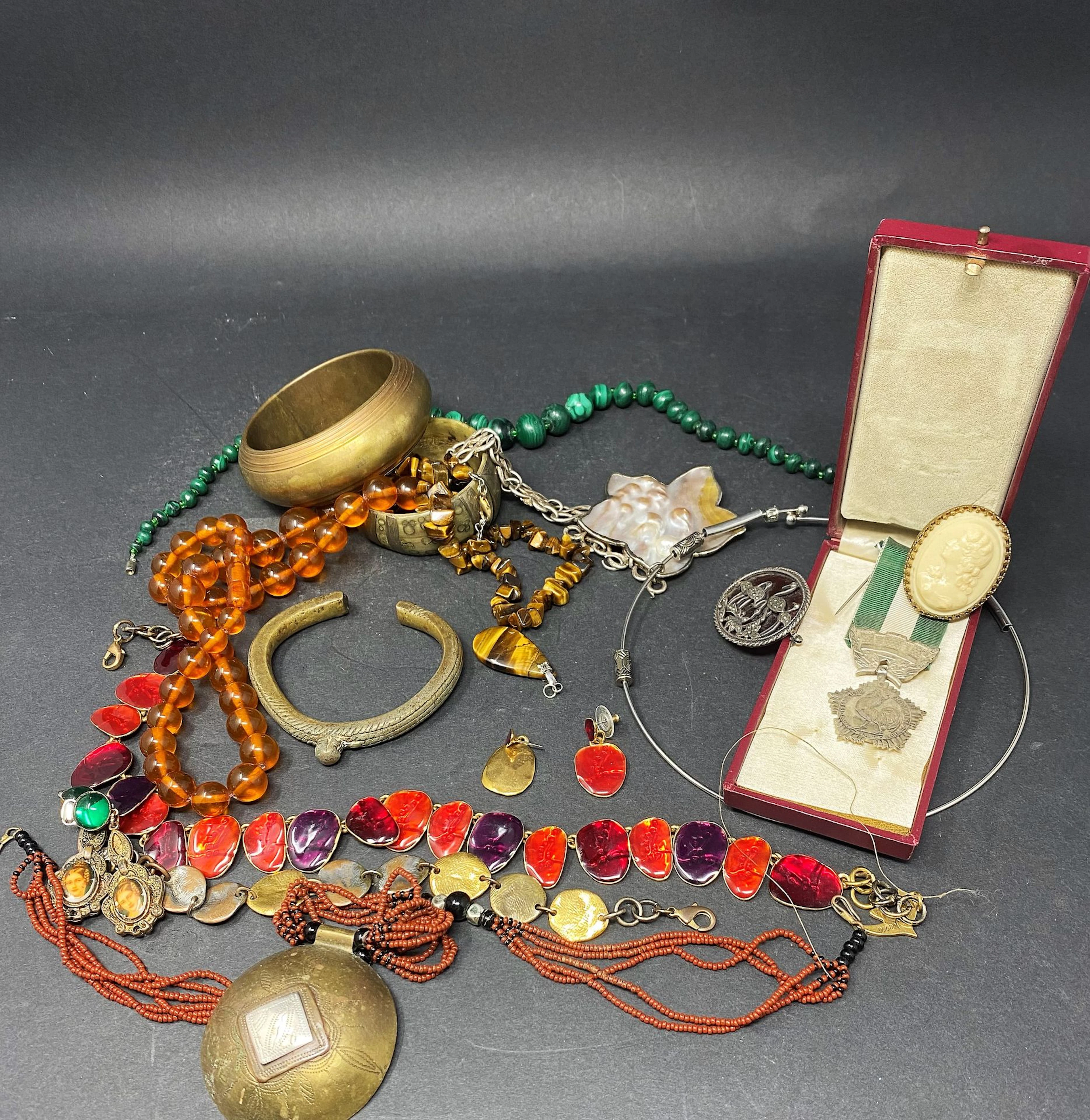 Lot de bijoux fantaisies comprenant bagues,... - Lot 354 - Rossini