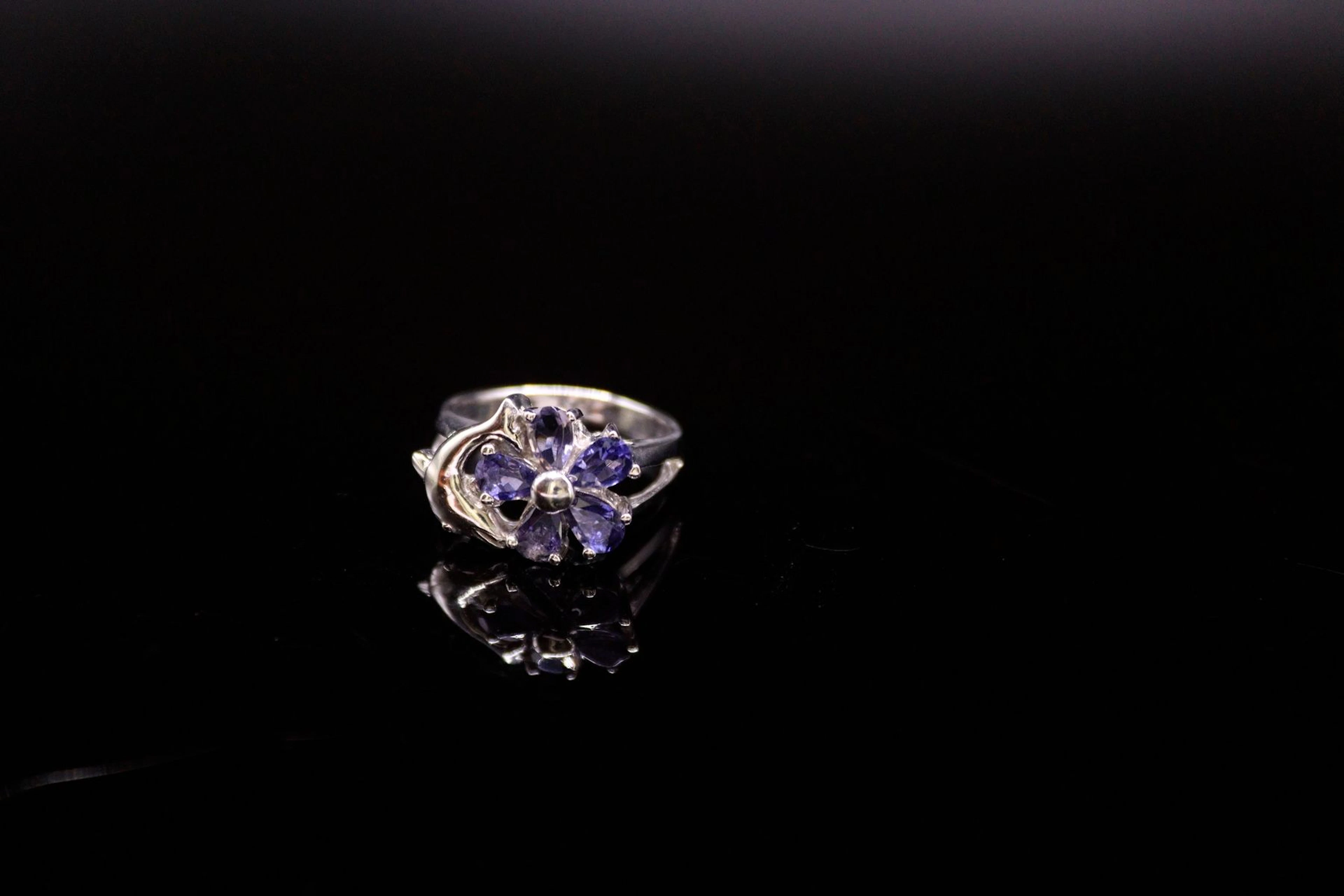 Bague en argent 925° à décor d'une fleur... - Lot 462 - Rossini