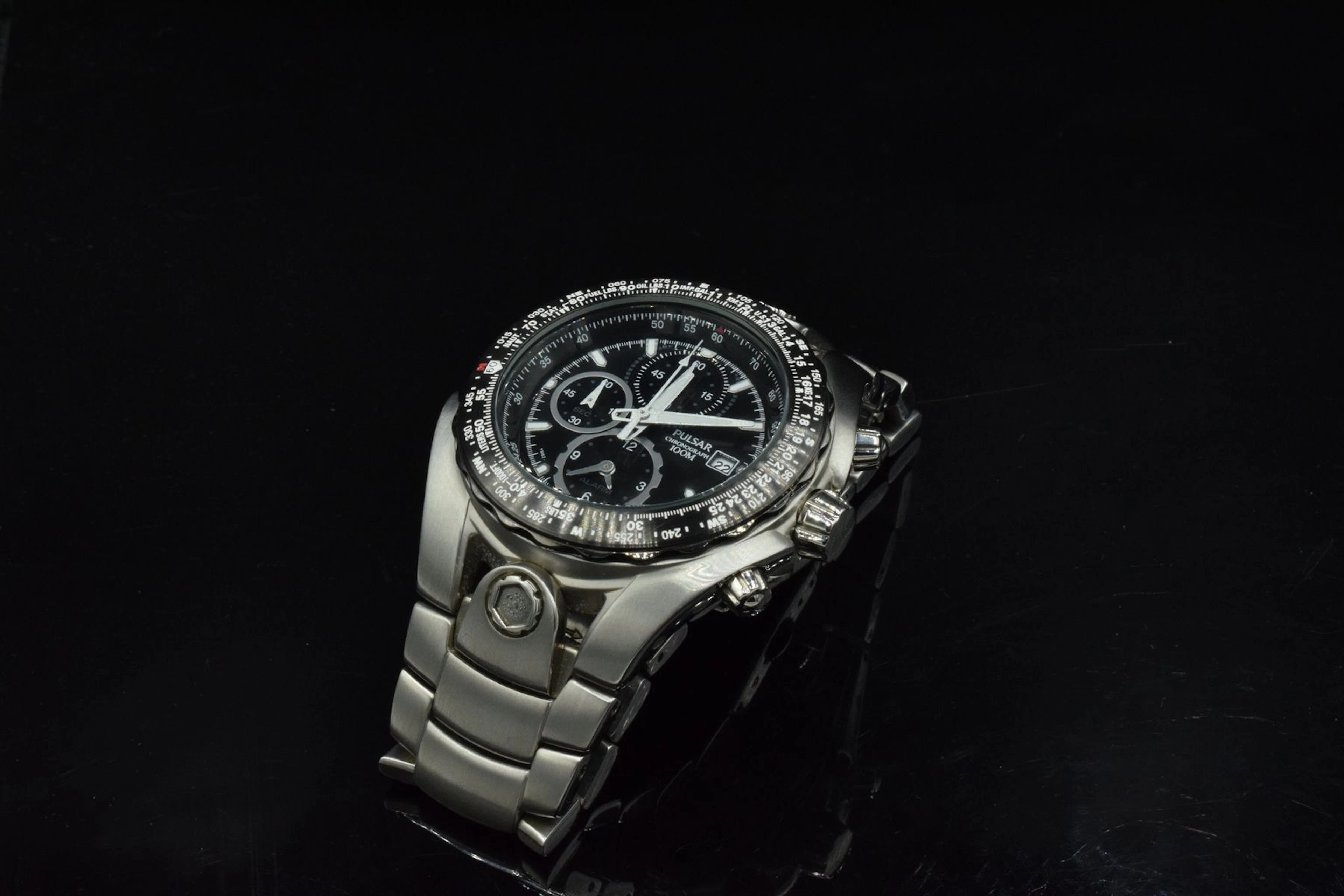 PULSAR Montre chrono en acier, cadran à fond... - Lot 574 - Rossini