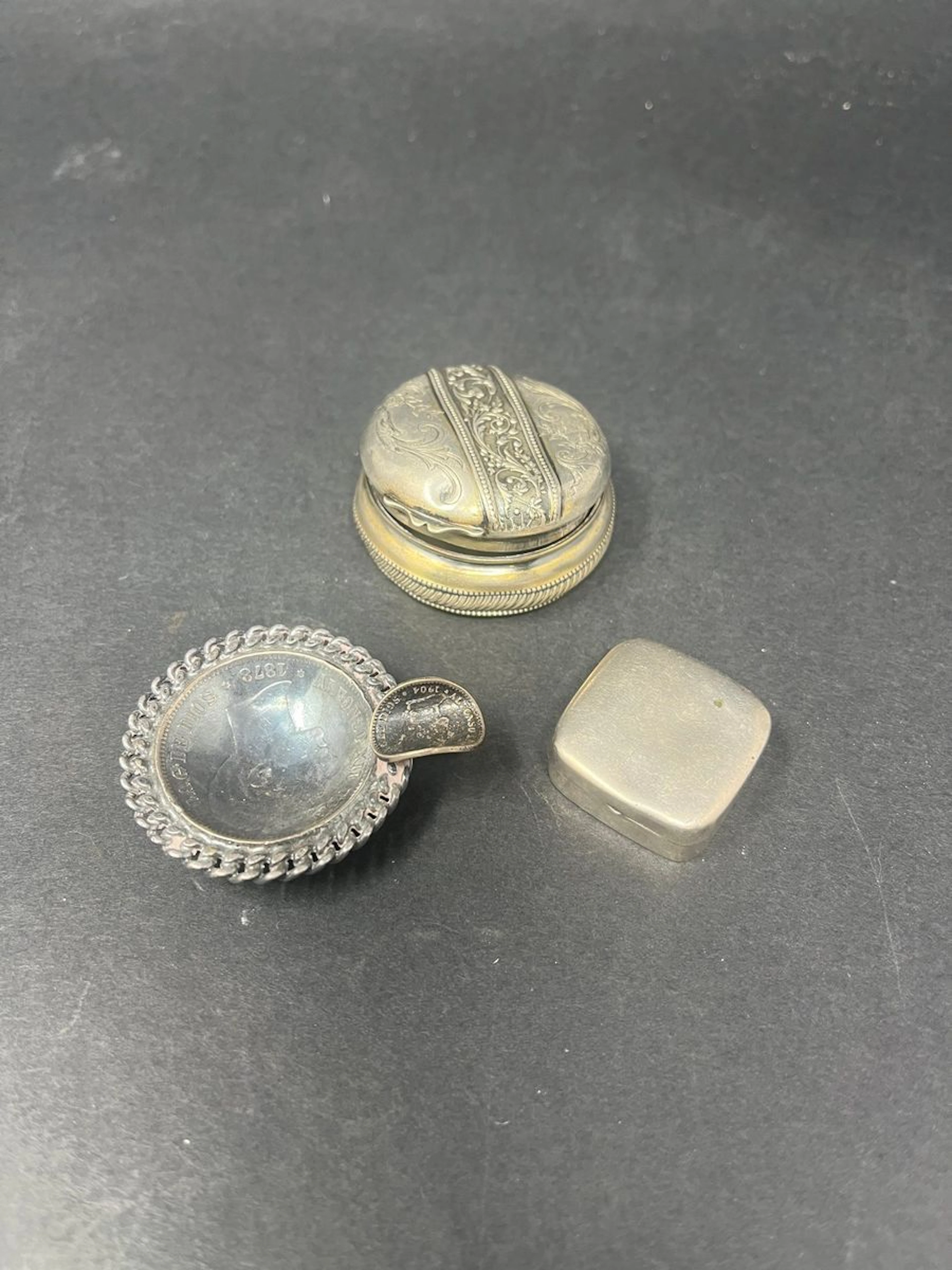 Petit lot d'argenterie comprenant deux pilluliers... - Lot 600 - Rossini
