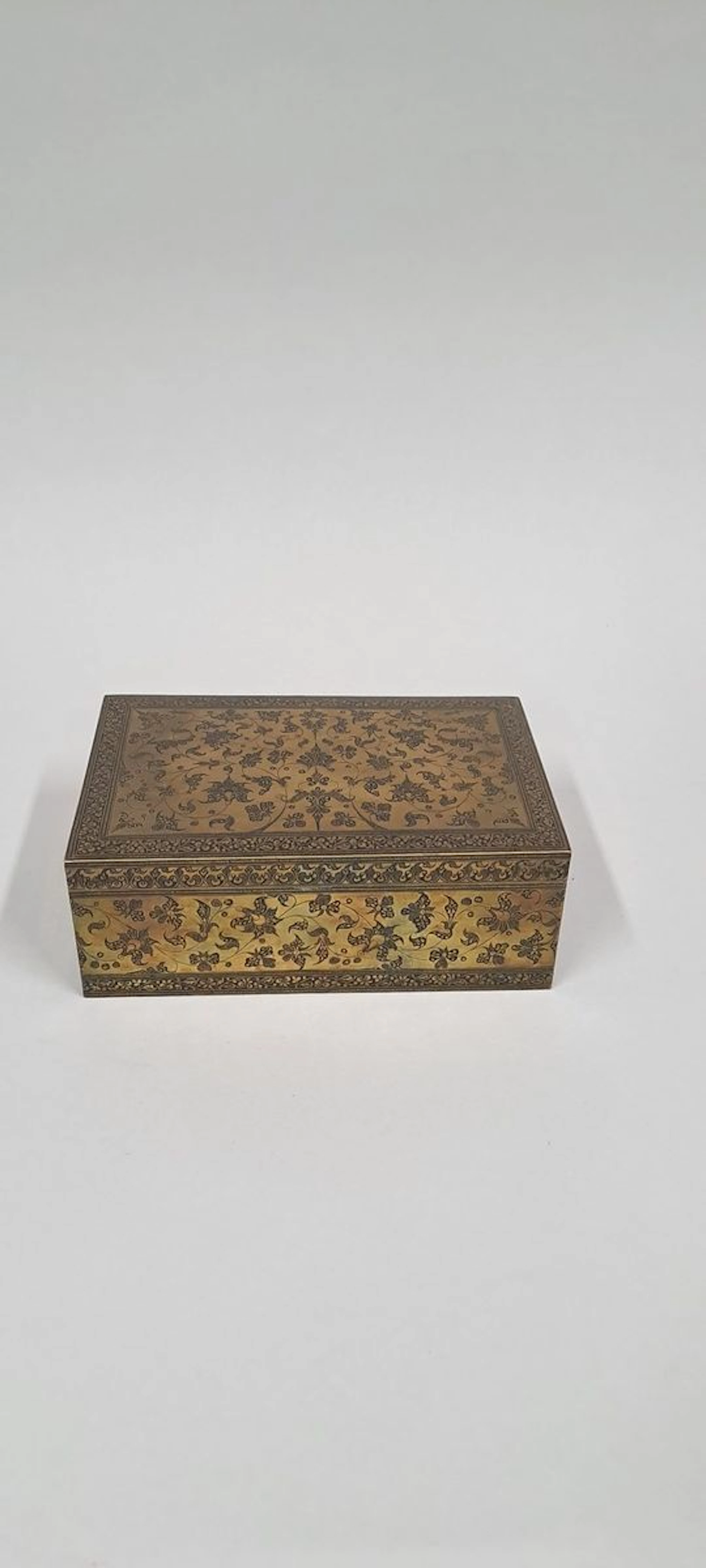 Boîte rectangulaire en laiton niellé de pâte... - Lot 351 - Rossini