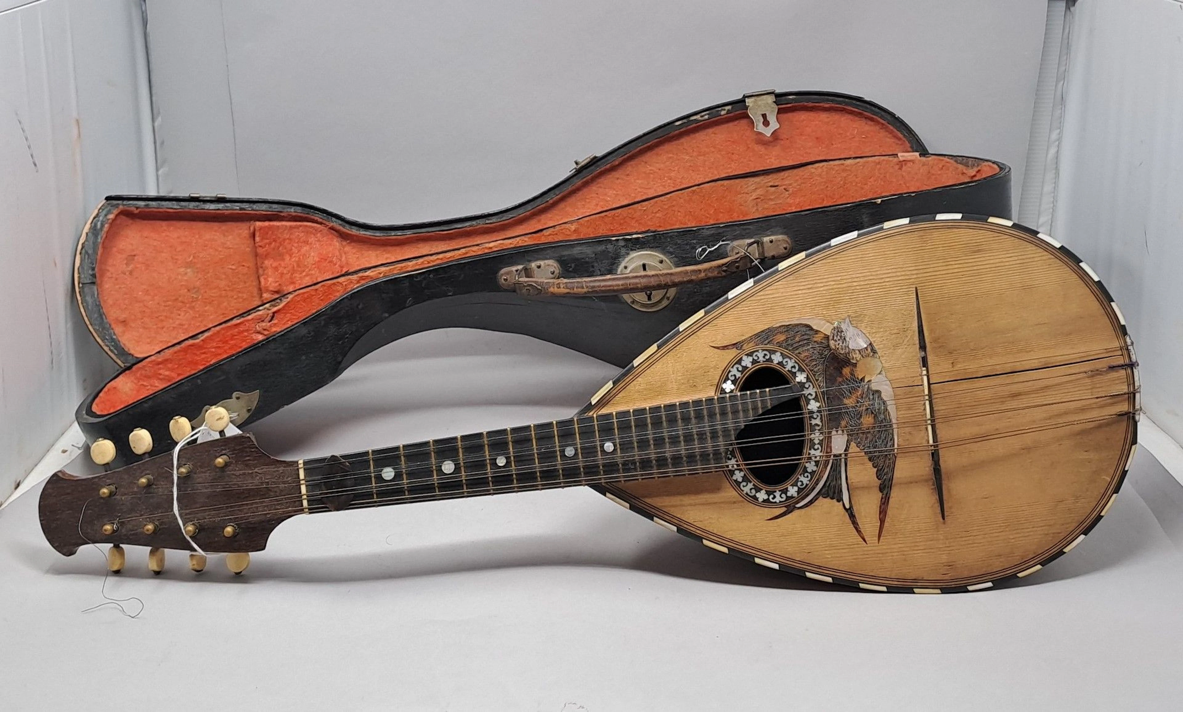Mandoline napolitaine, au décor d'une hirondelle... - Lot 380 - Rossini