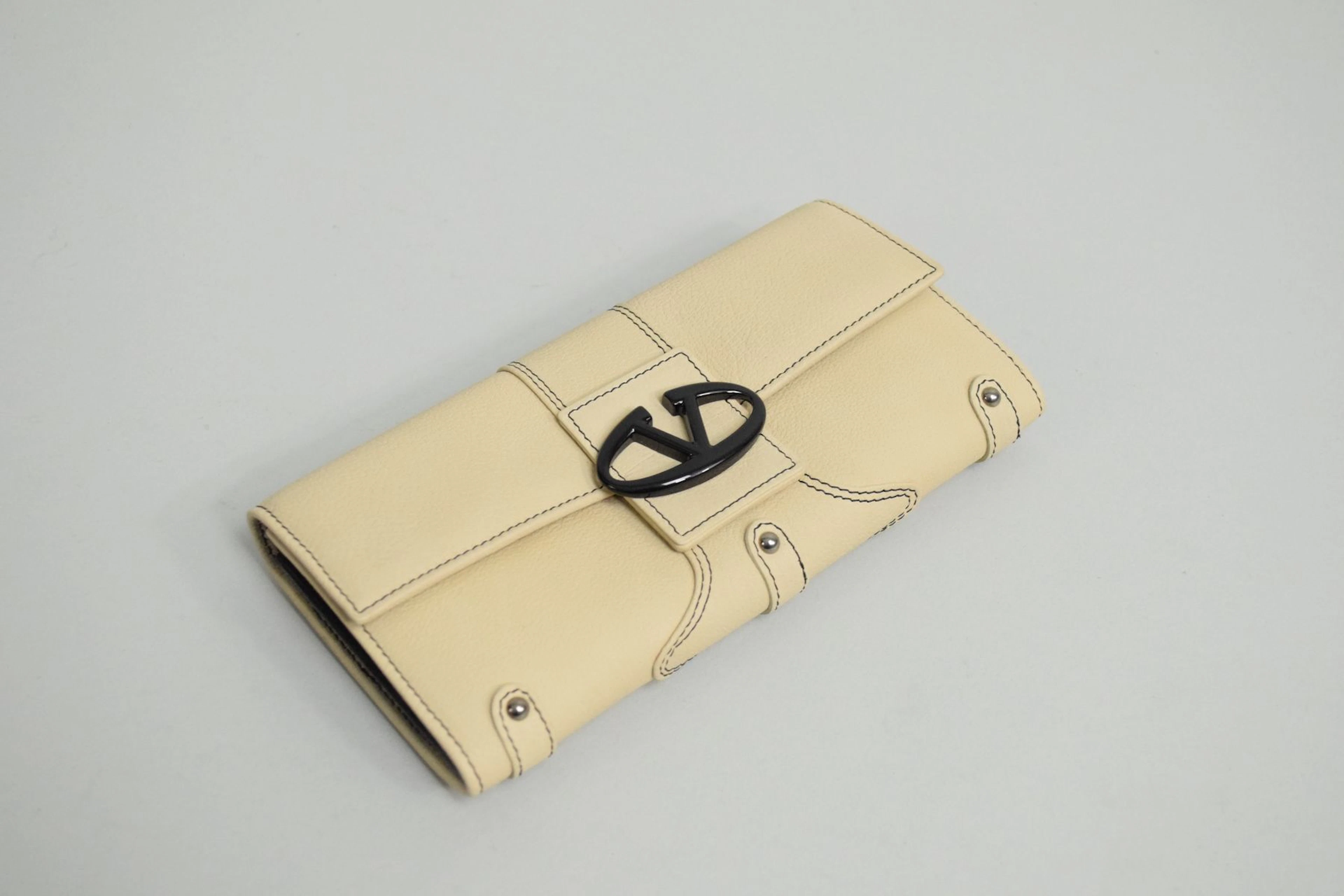 VALENTINO Portefeuille beige à détail de... - Lot 234 - Rossini
