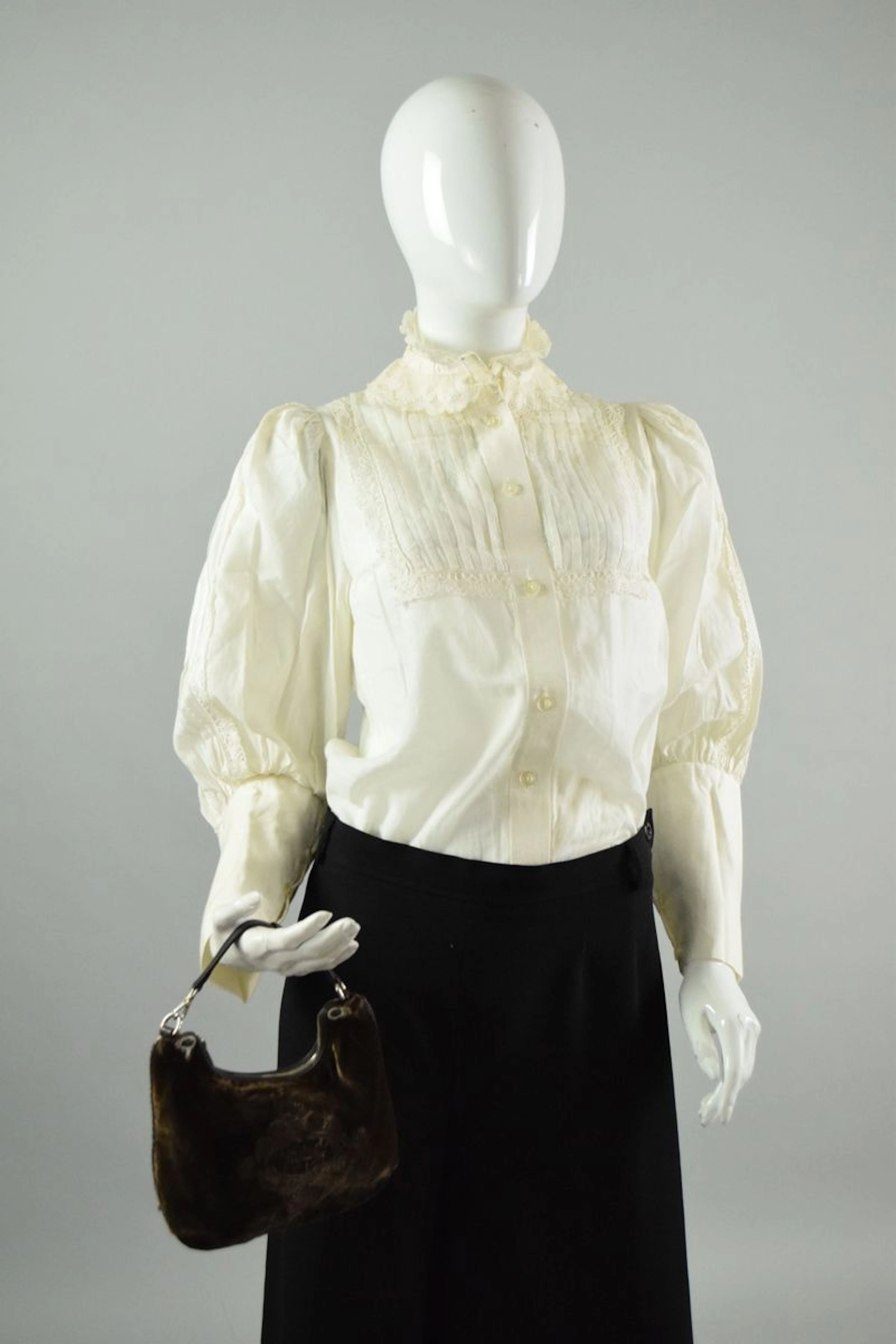PRADA Petit sac à main en velour chocolat,... - Lot 292 - Rossini