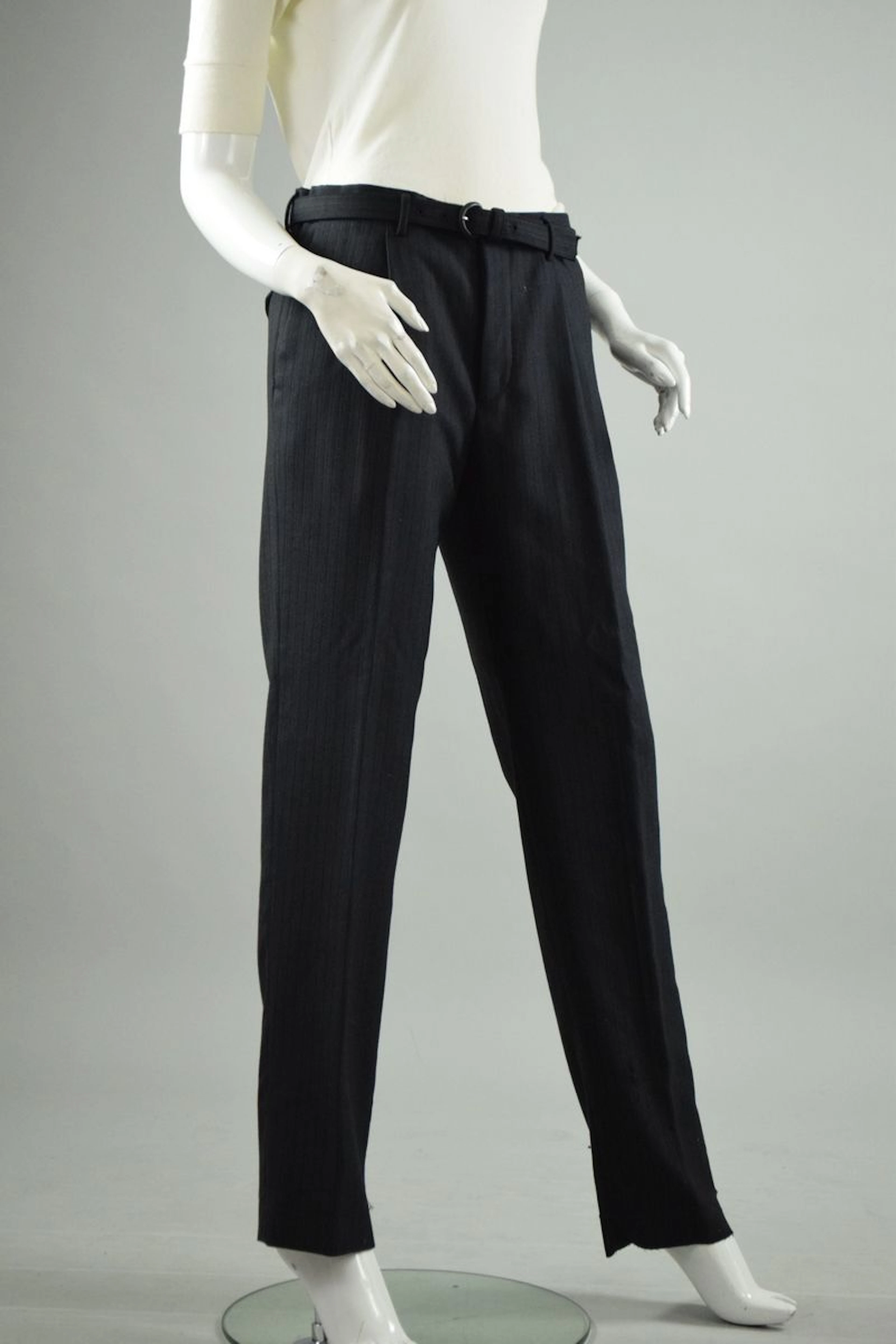 PRADA Pantalon en laine bleu marine à fines... - Lot 360 - Rossini