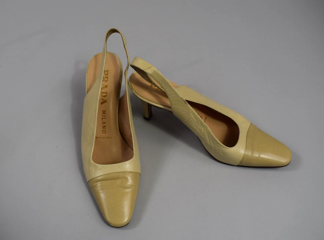 PRADA Escarpins slingback en cuir beige.... - Lot 436 - Rossini