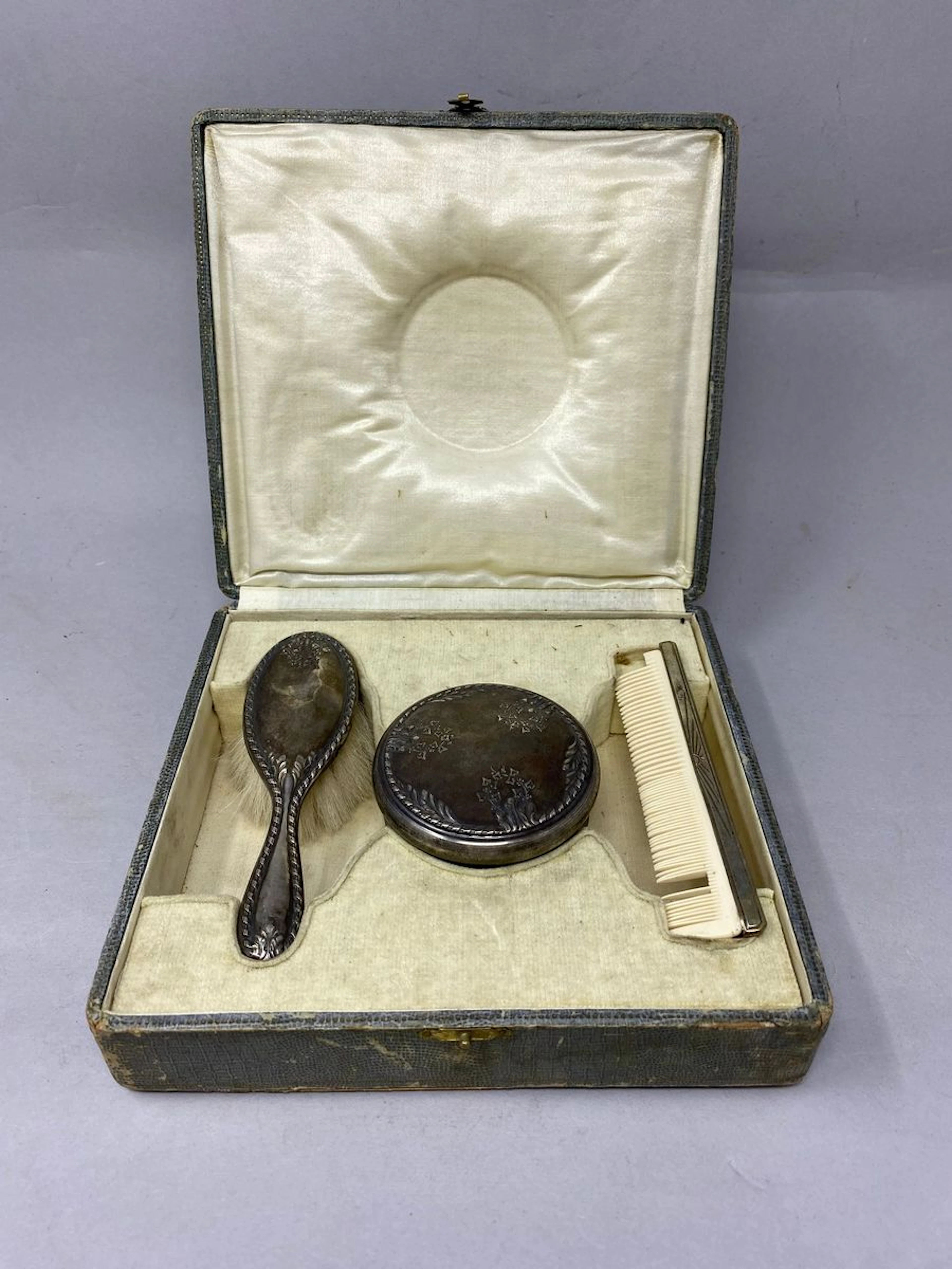 Nécessaire de toilette en argent dans son... - Lot 270 - Rossini