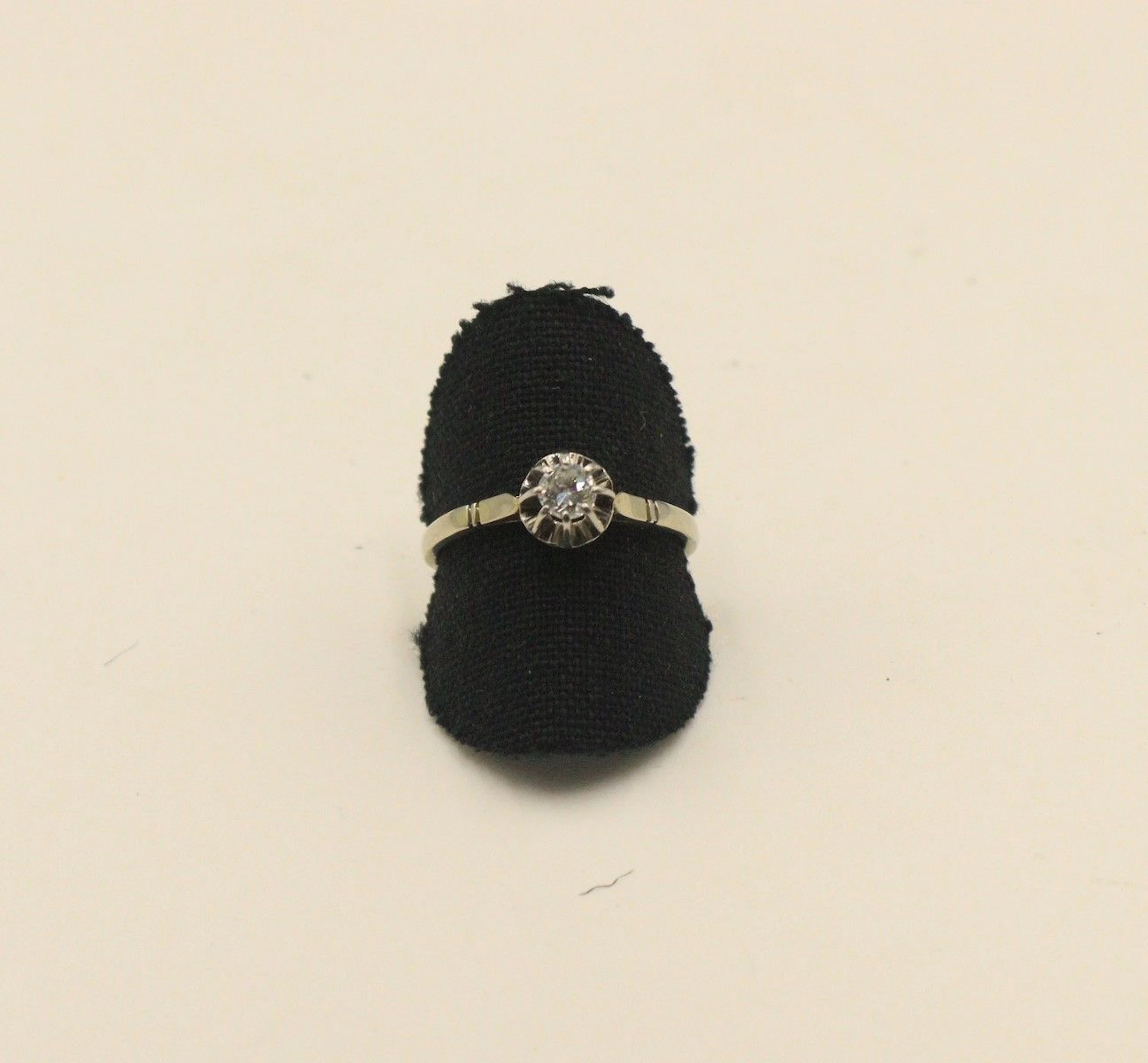 Solitaire or gris 18K (750) ornée d'un diamant... - Lot 74 - Rossini
