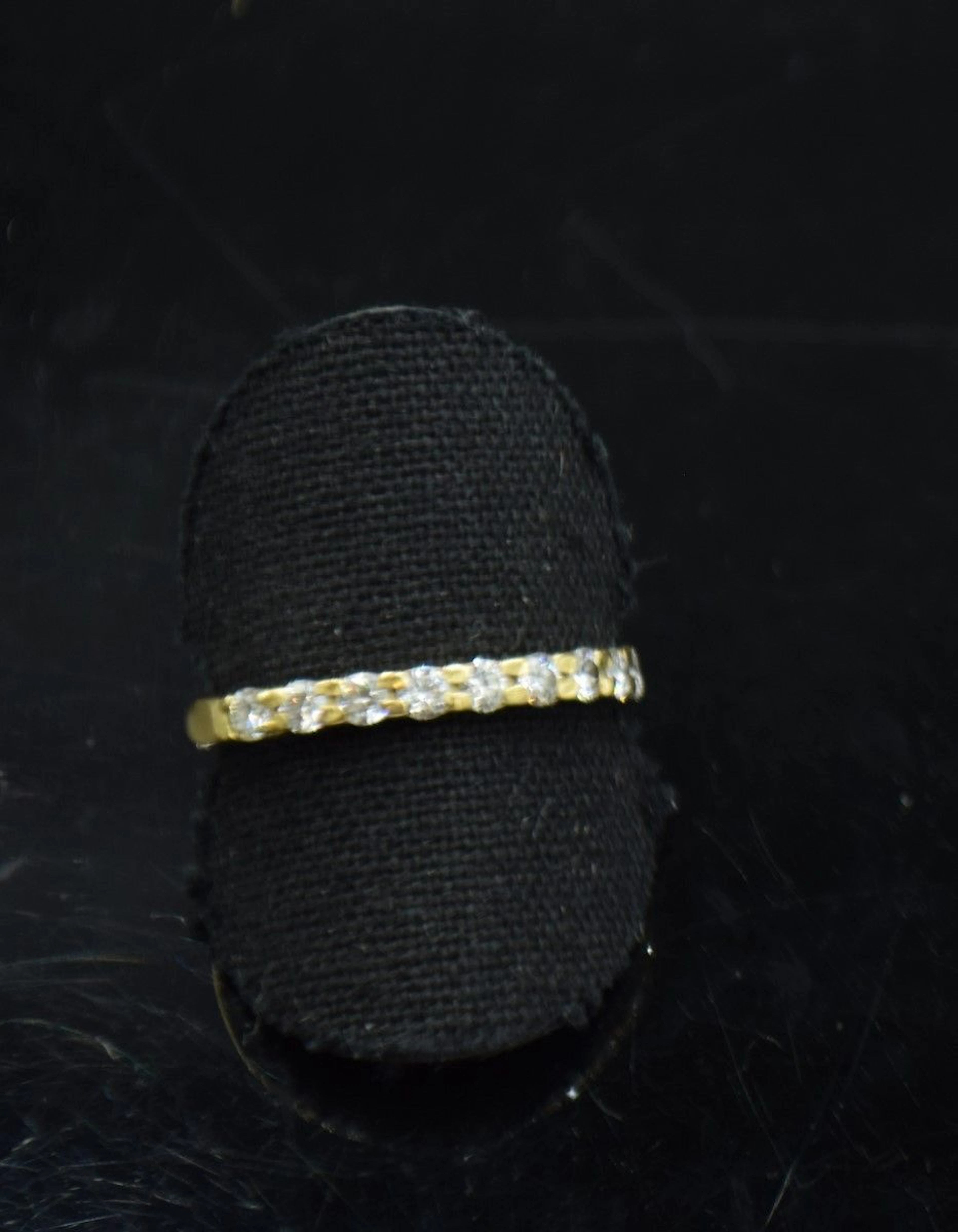 Demi-alliance en or jaune 18K (750) ornée... - Lot 209 - Rossini