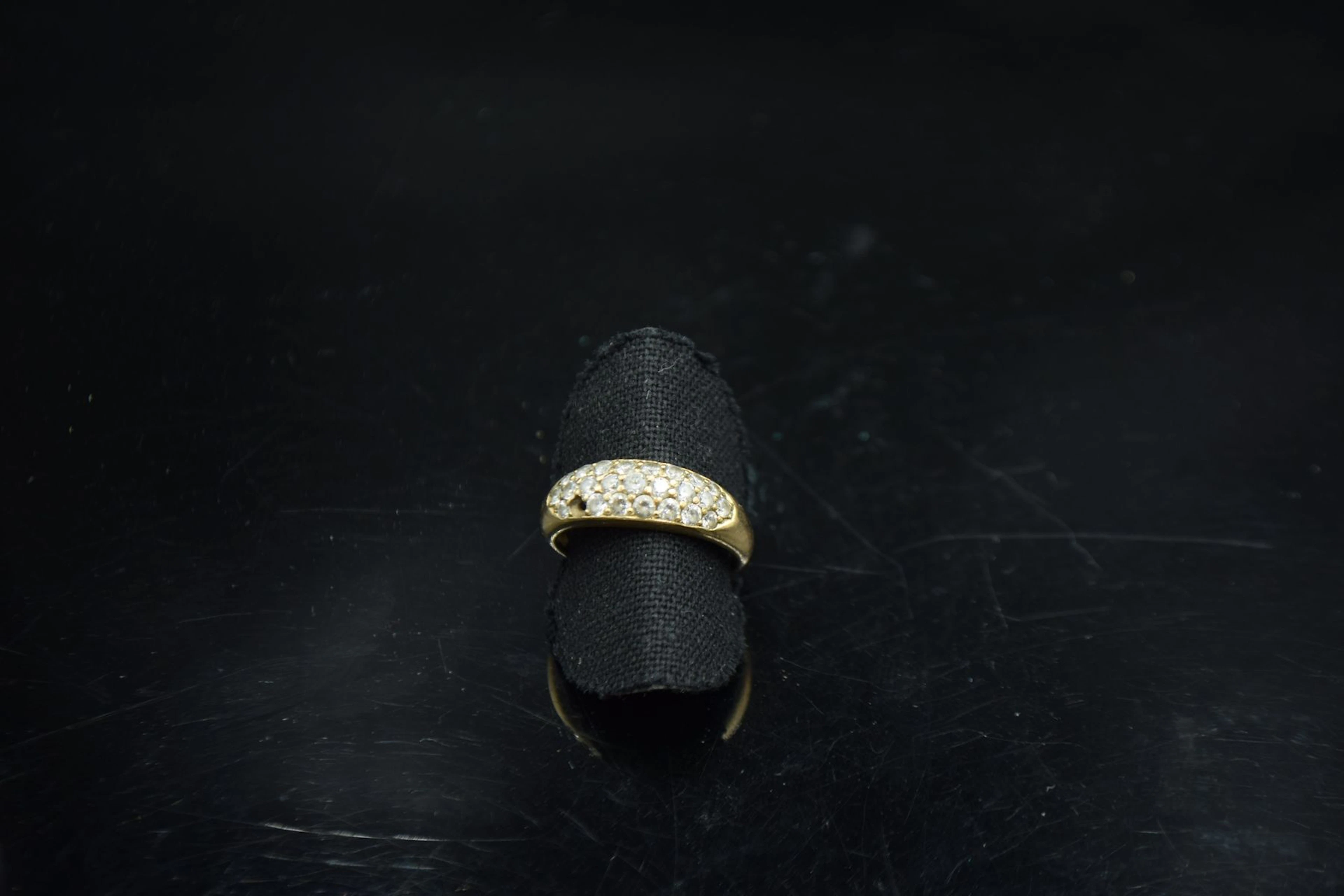 Bague dome en or jaune 18k (750) ornée d'un... - Lot 213 - Rossini