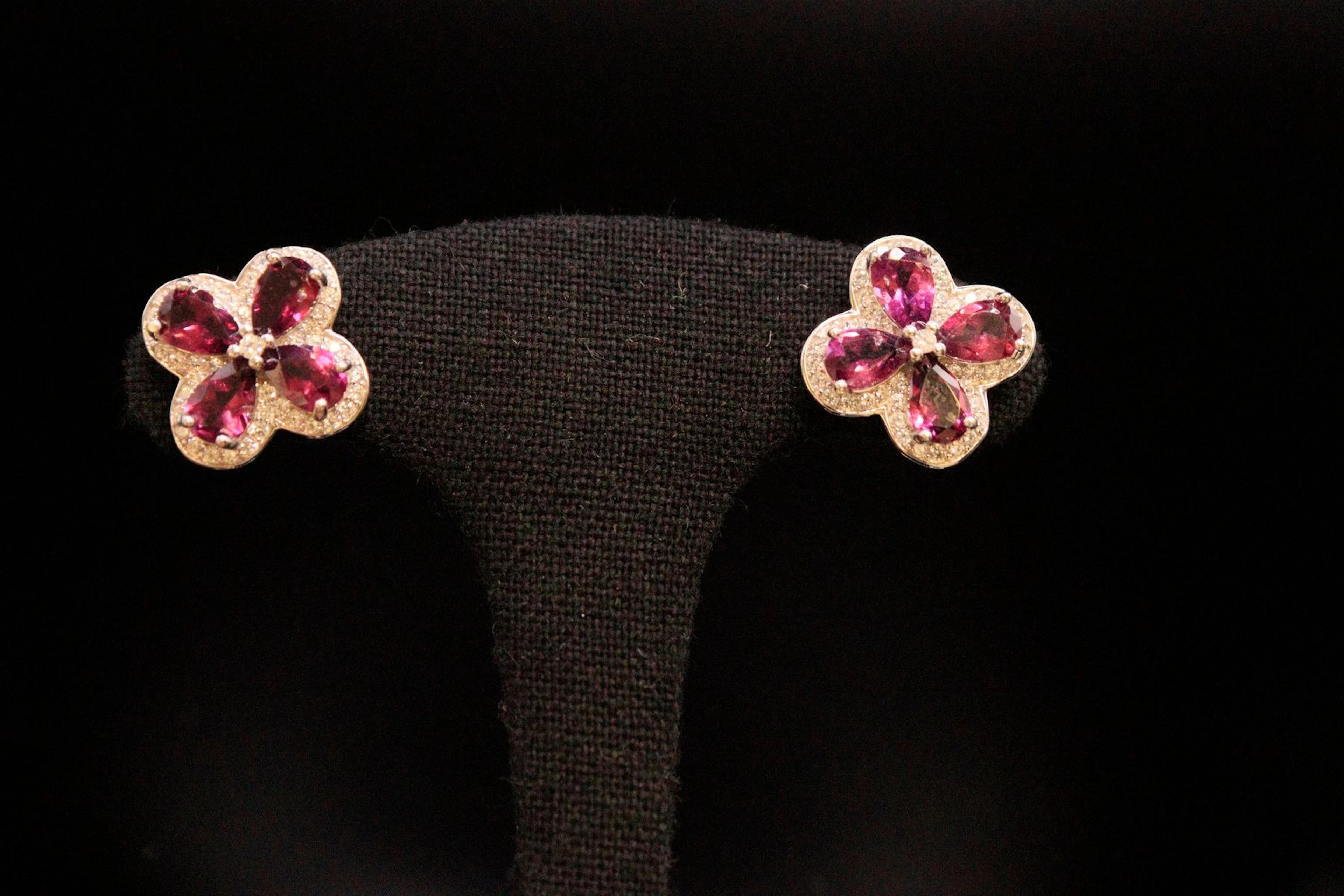Paire de clous d'oreille fleurs en agrent... - Lot 429 - Rossini