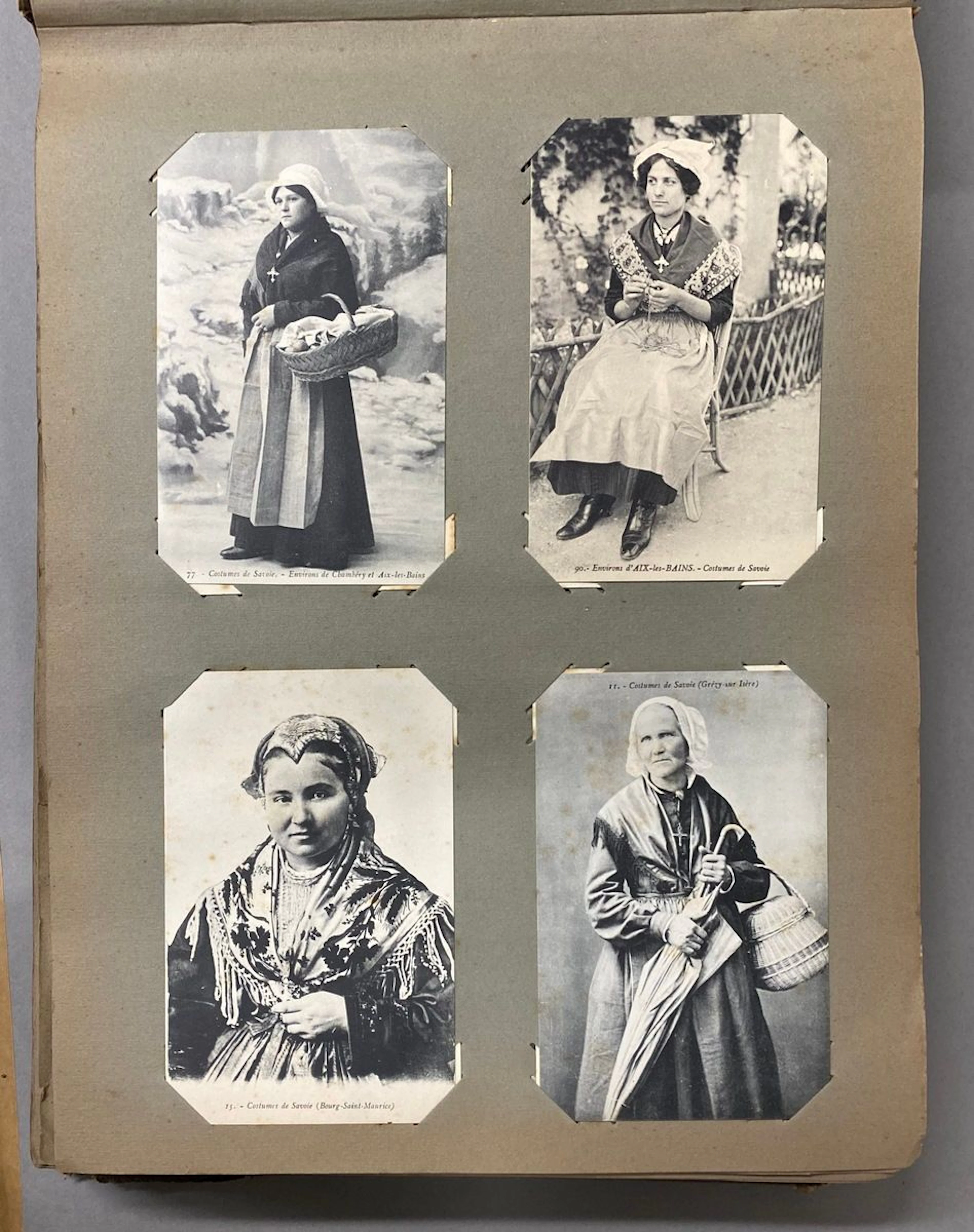 Un album de cartes postales anciennes : costumes... - Lot 12 - Rossini