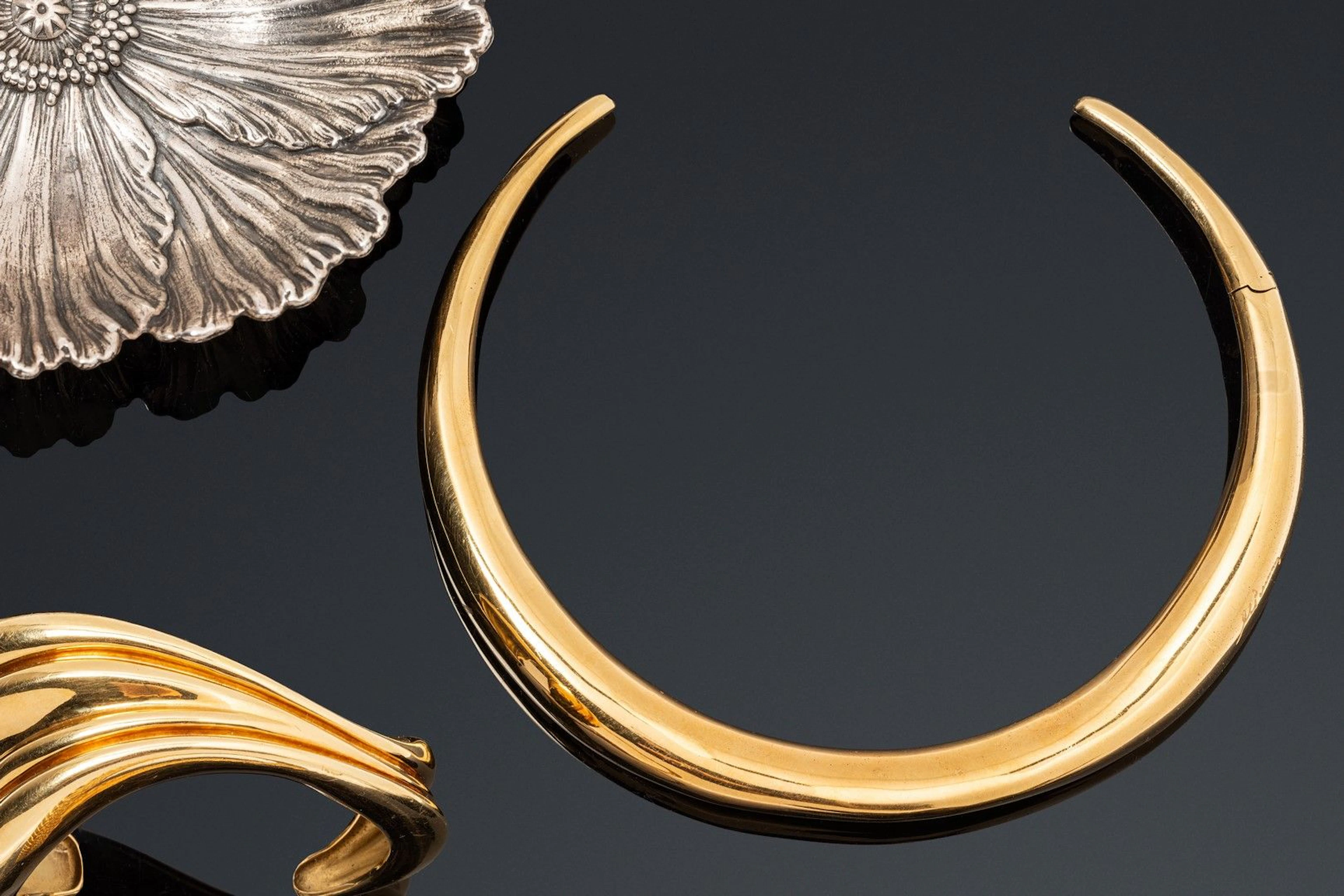 MINAS Collier torque ouvrant en or 18K (750),... - Lot 165 - Rossini