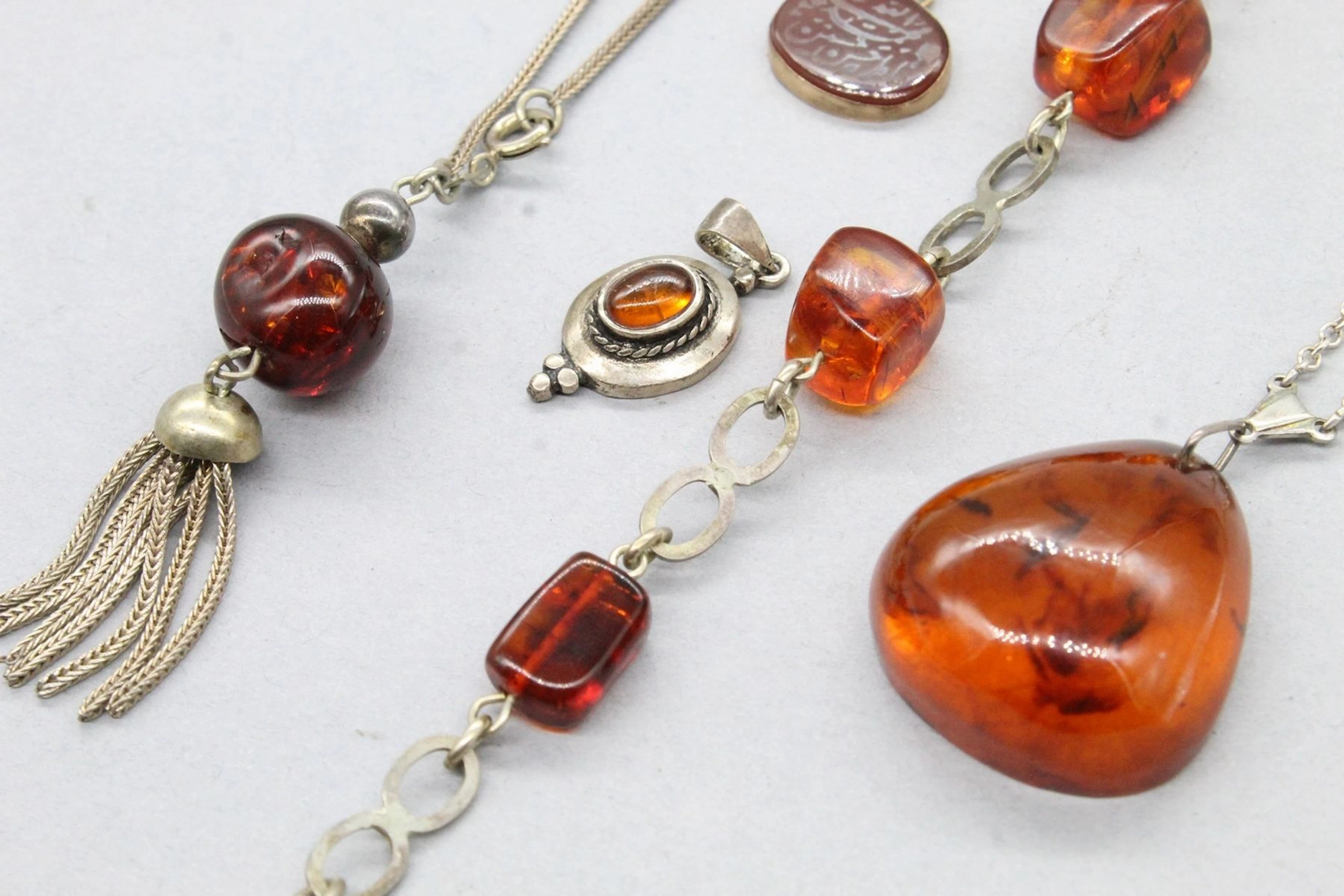 Lot de bijoux en ambre et résine comprenant... - Lot 255 - Rossini