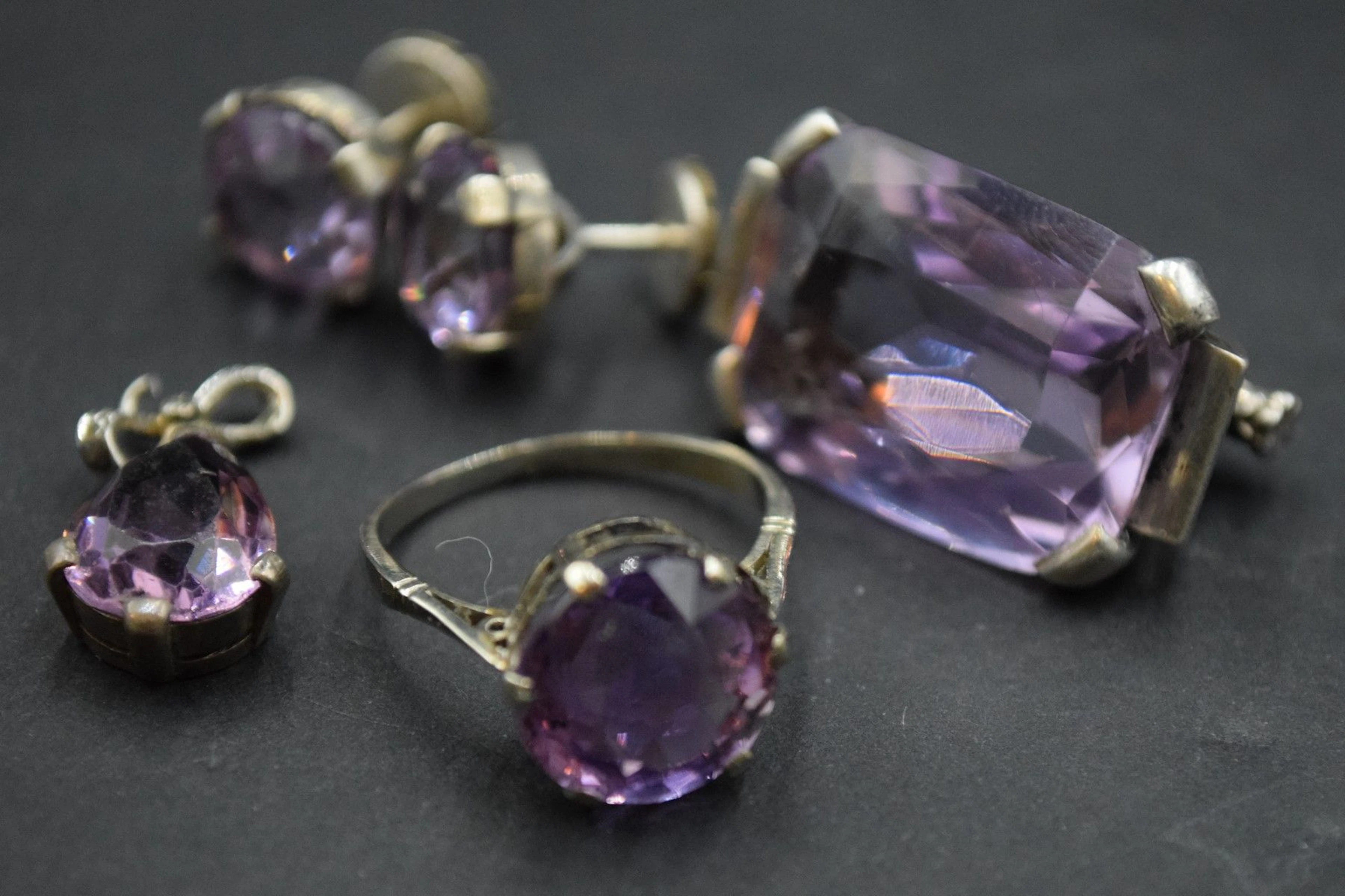 Parure de bijoux sertis d'une améthyste,... - Lot 265 - Rossini