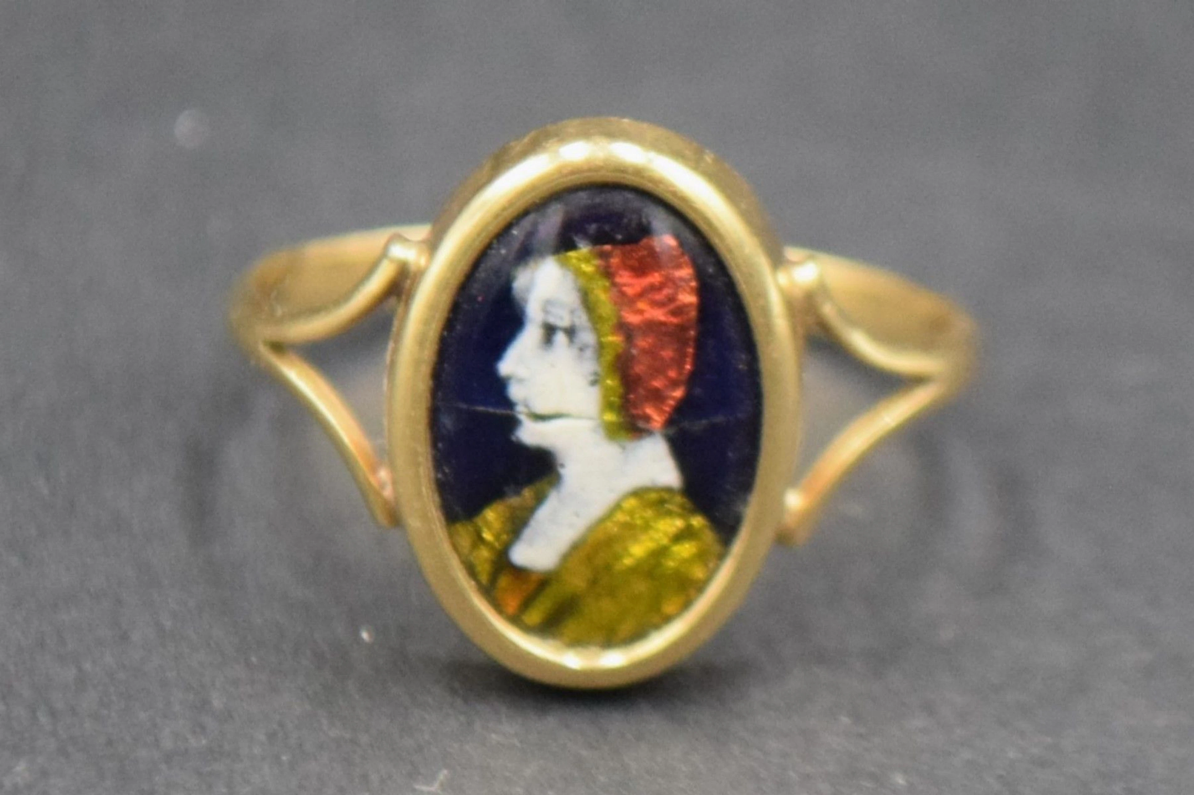 Bague sertie d'une plaque en émail figurant... - Lot 629 - Rossini