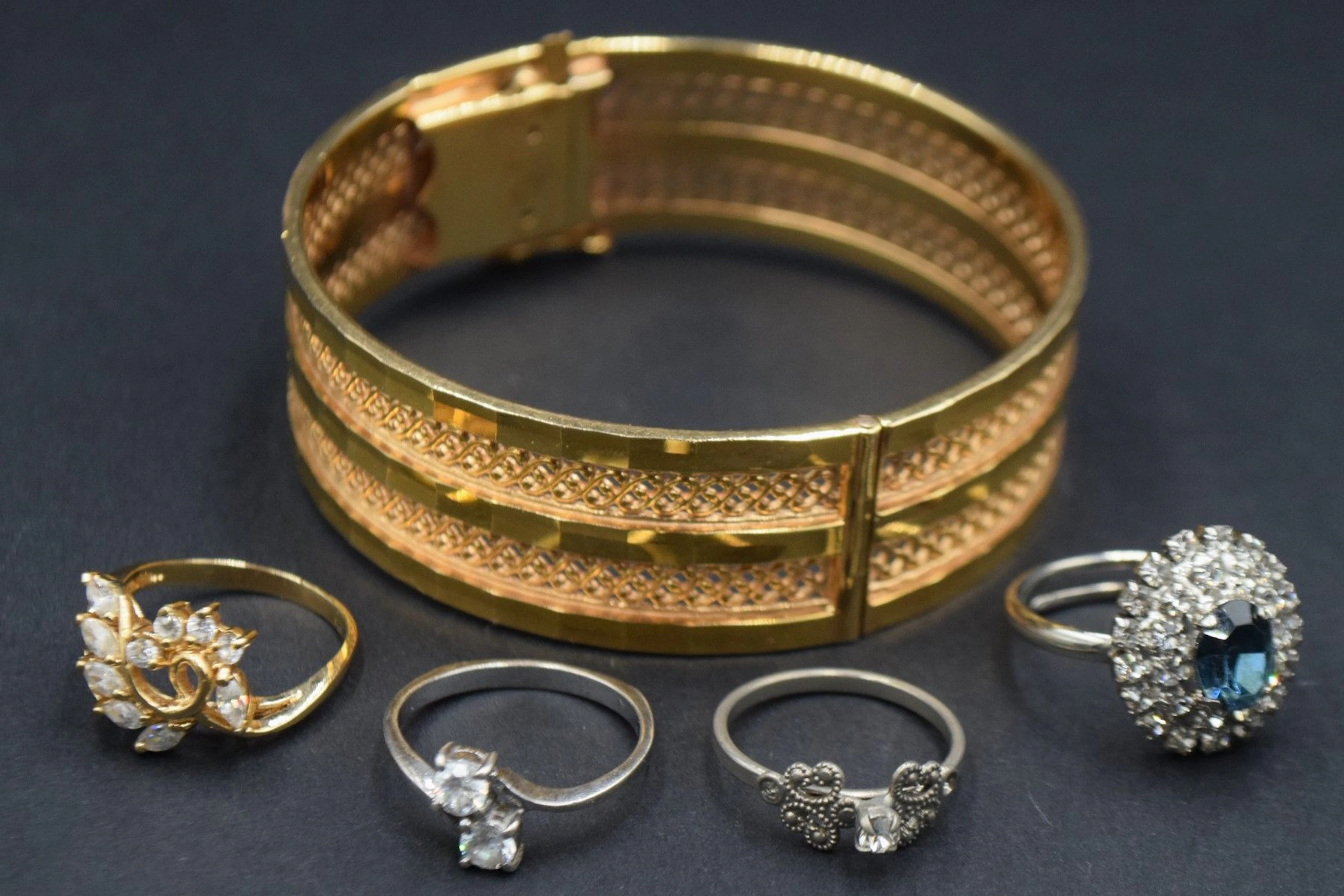 Bracelet ruban ouvrant en plaqué or, signé... - Lot 722 - Rossini