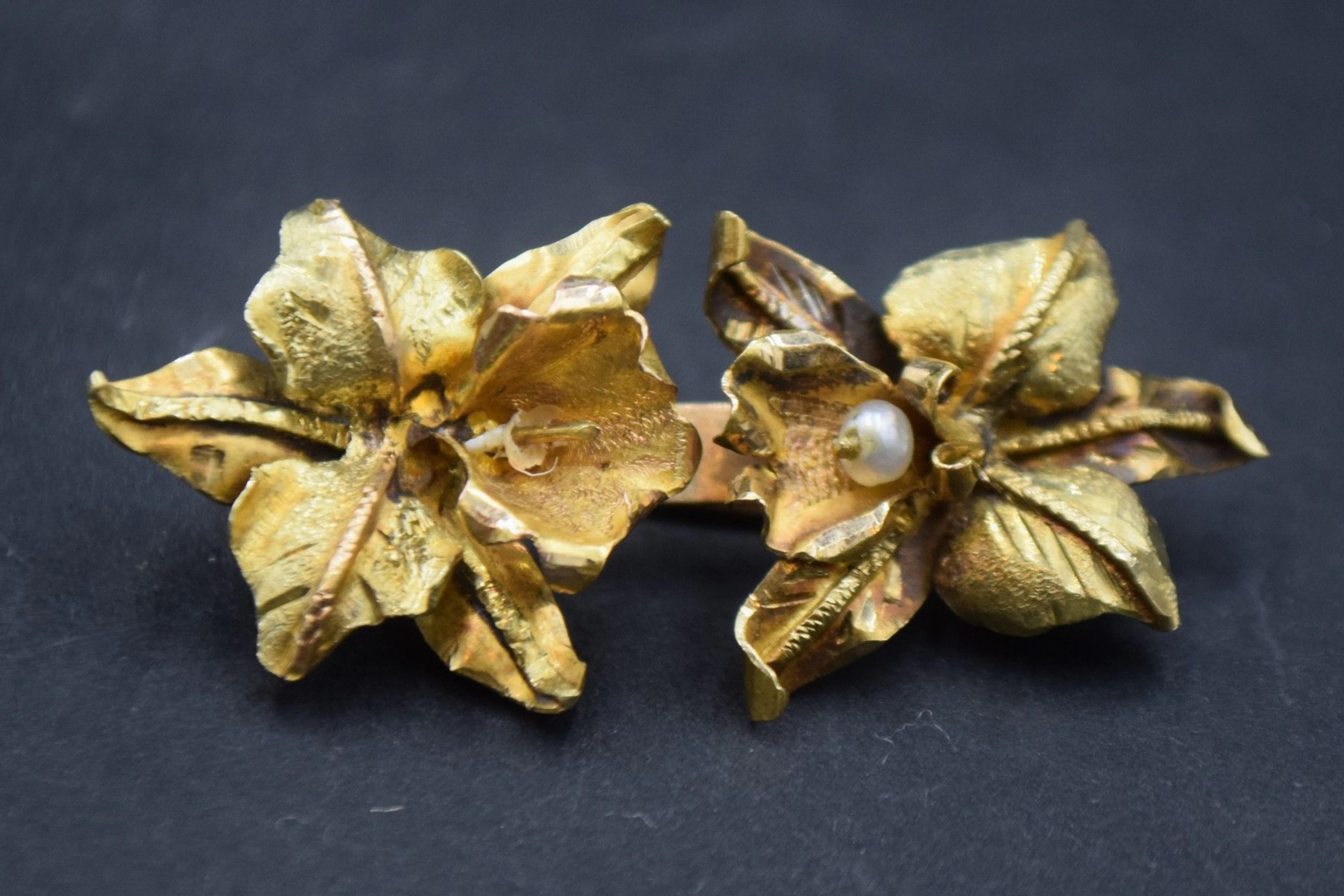 Broche en or 18K (750) formant deux fleurs... - Lot 776 - Rossini