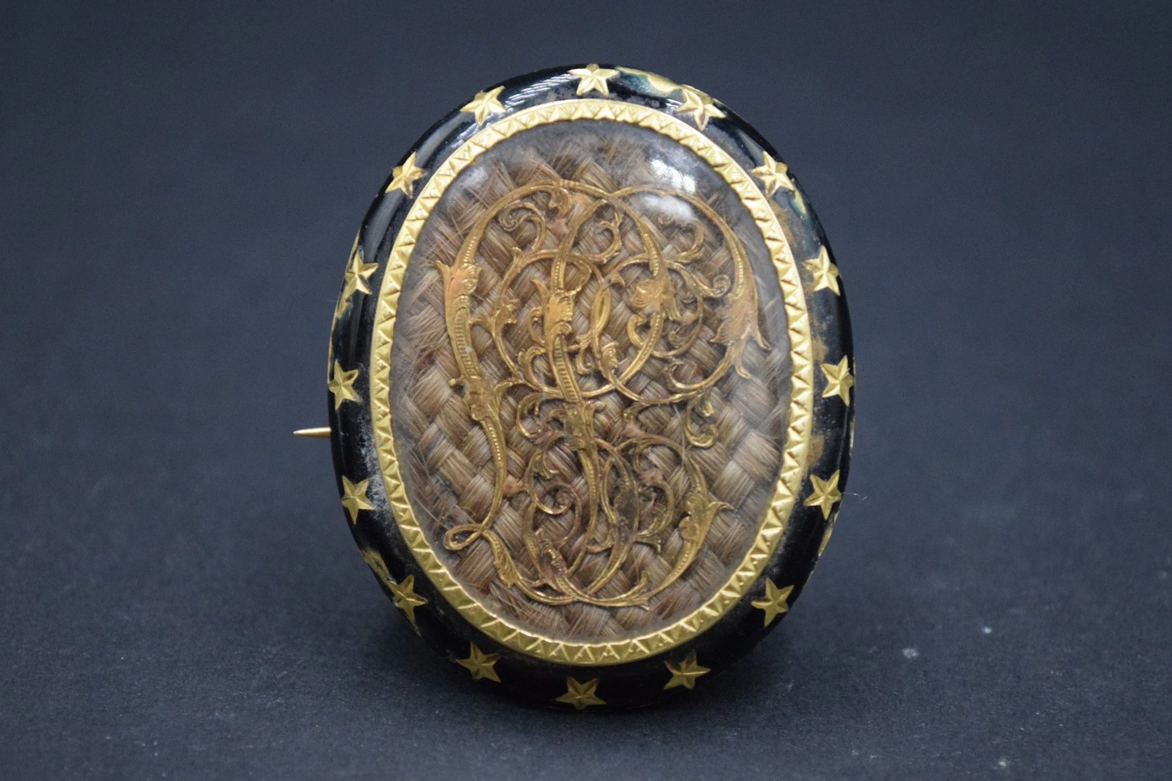 Broche souvenir en or jaune 18k (750) monogrammée... - Lot 806 - Rossini