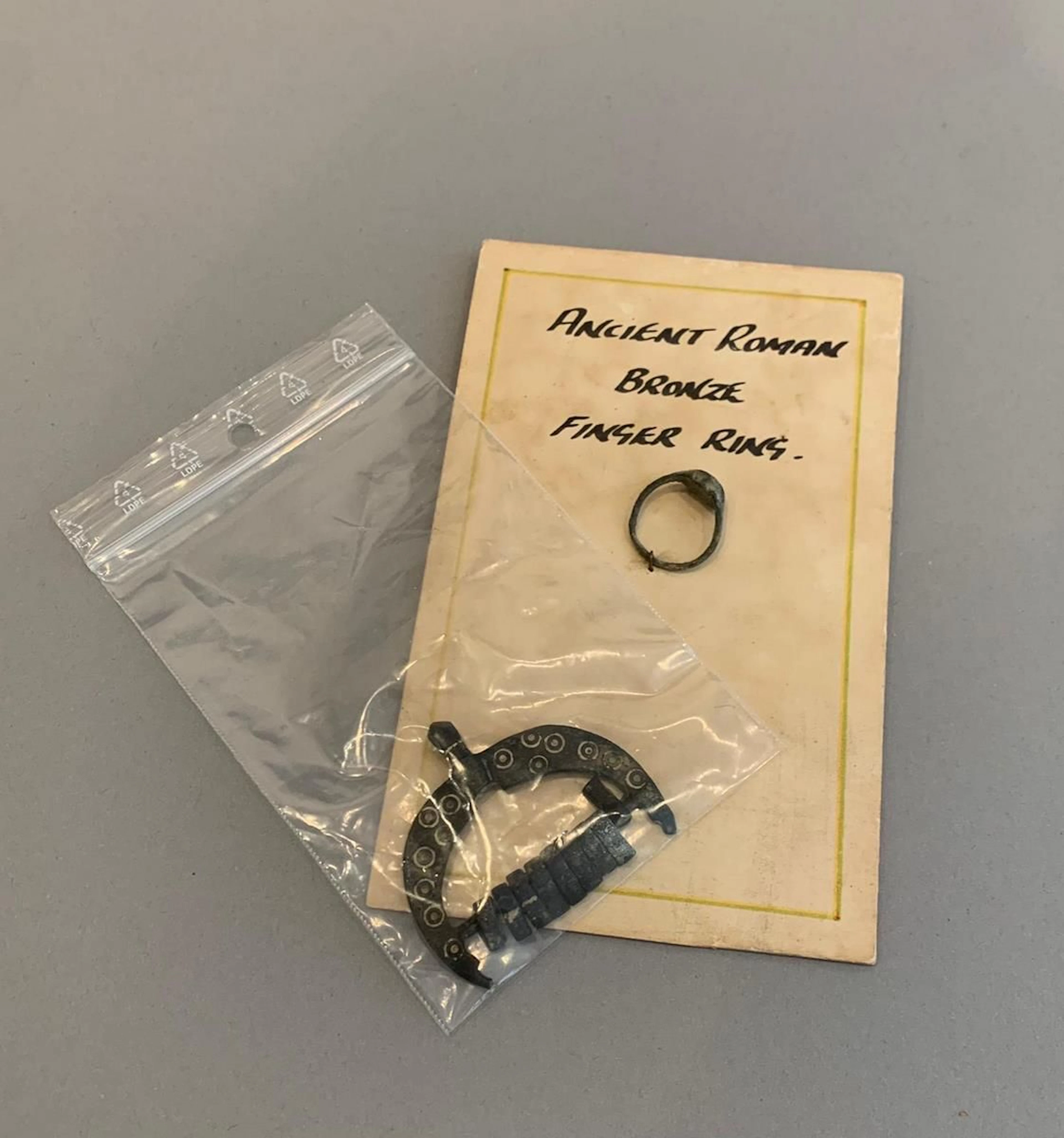 Lot comprenant une bague, bronze et une attache... - Lot 361 - Rossini