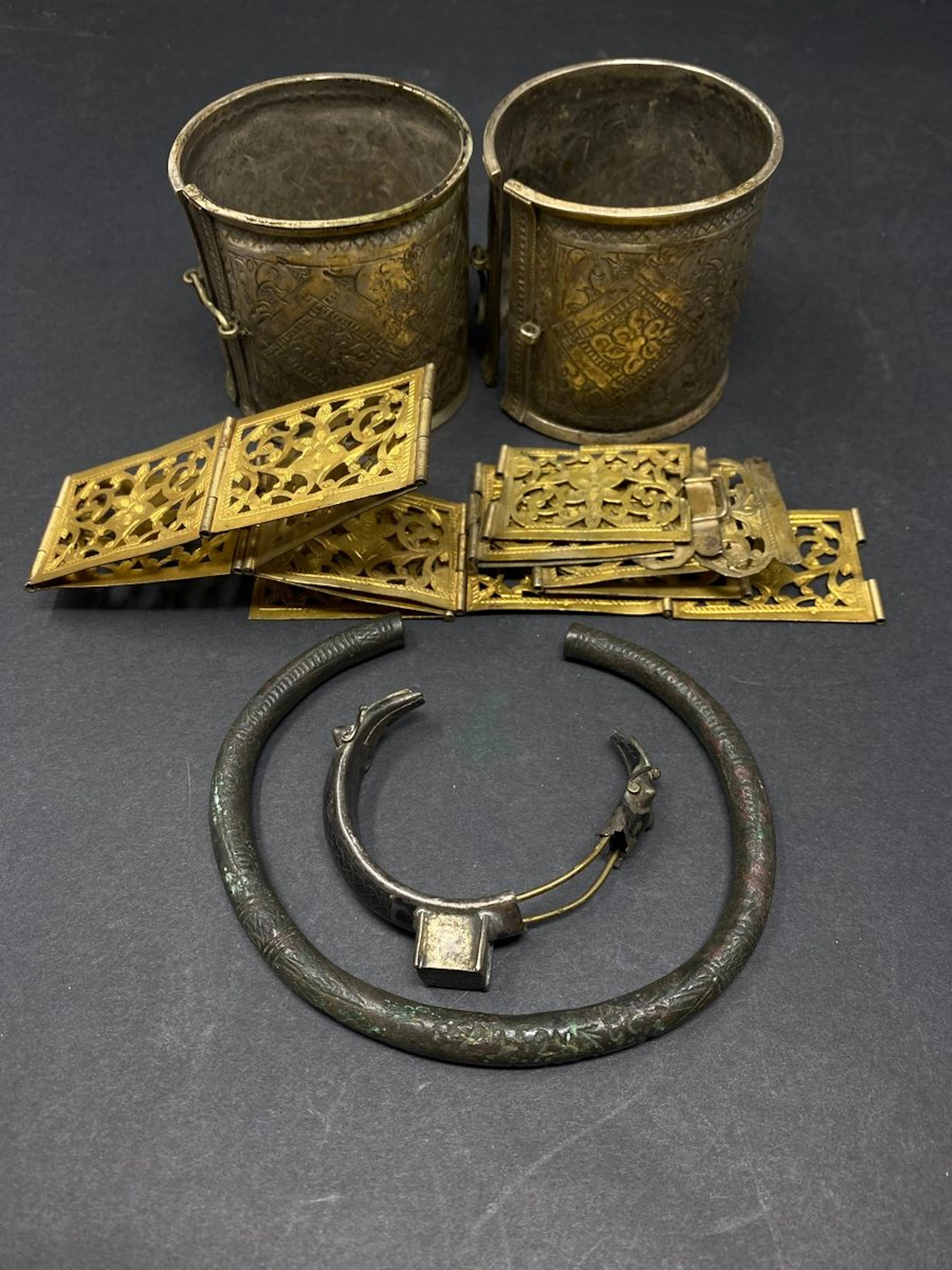 BEL ENSEMBLE Deux bracelets en métal argenté,... - Lot 368 - Rossini