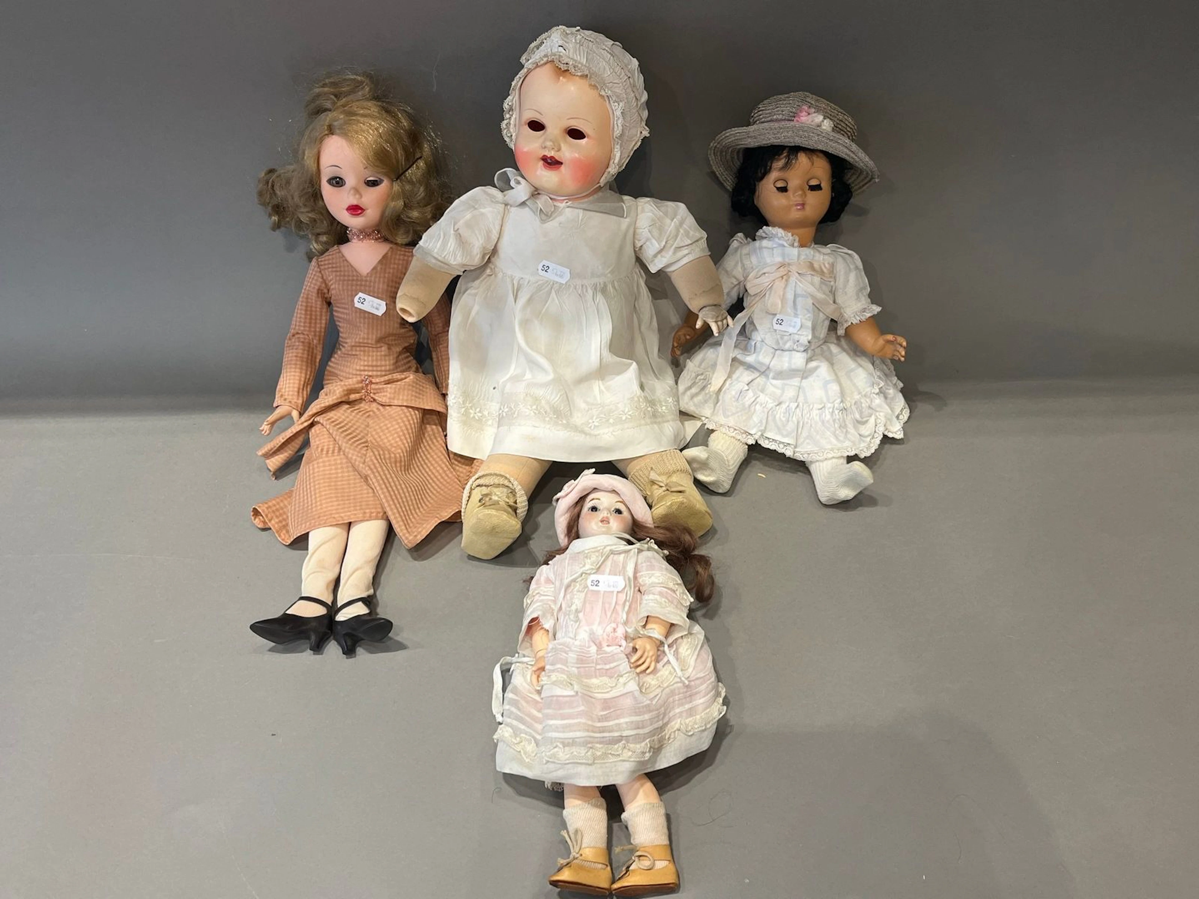 4 poupées anciennes et modernes dont bébé... - Lot 496 - Rossini
