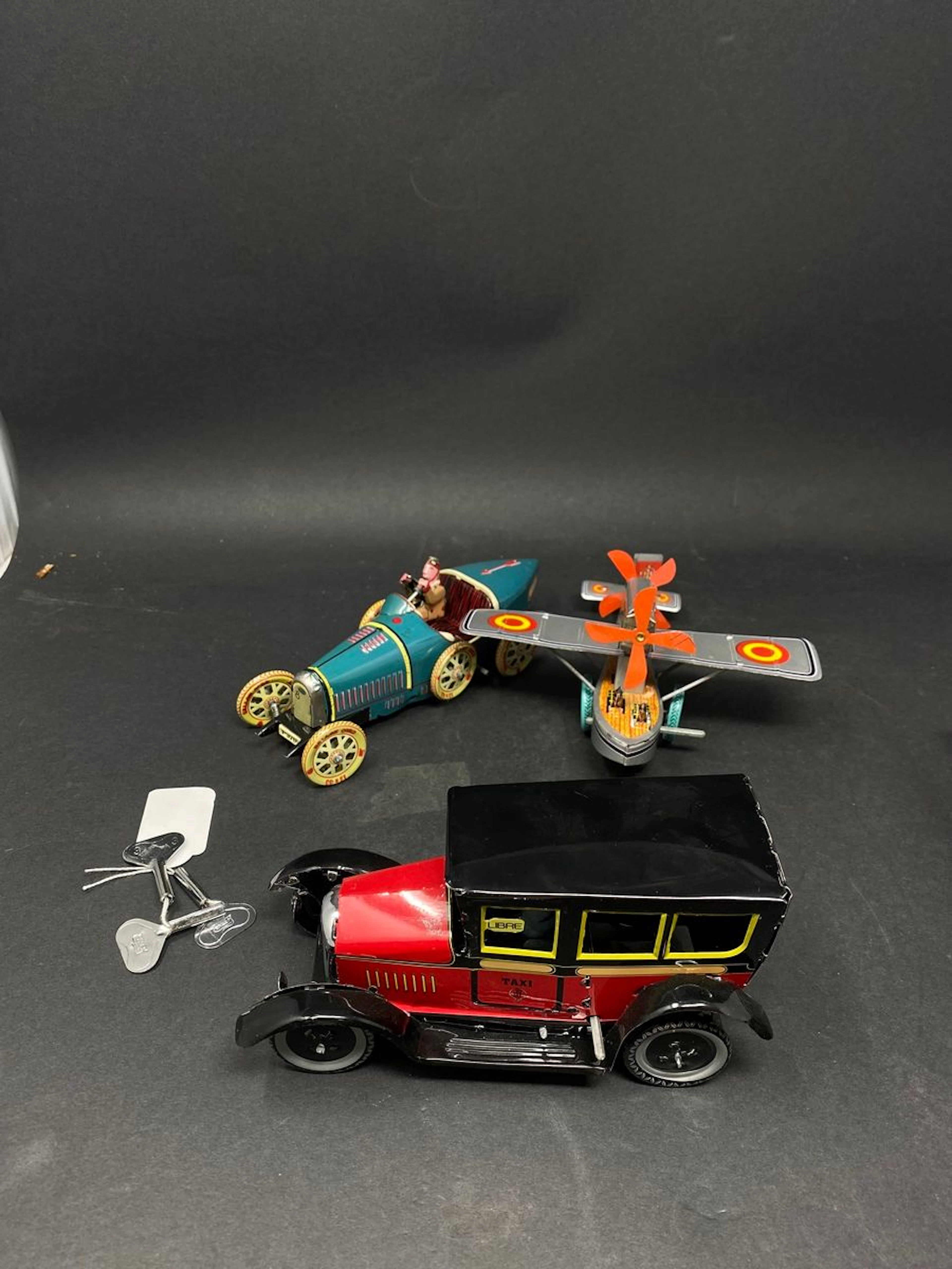 Trois répliques de jouets anciens en tôle... - Lot 519 - Rossini