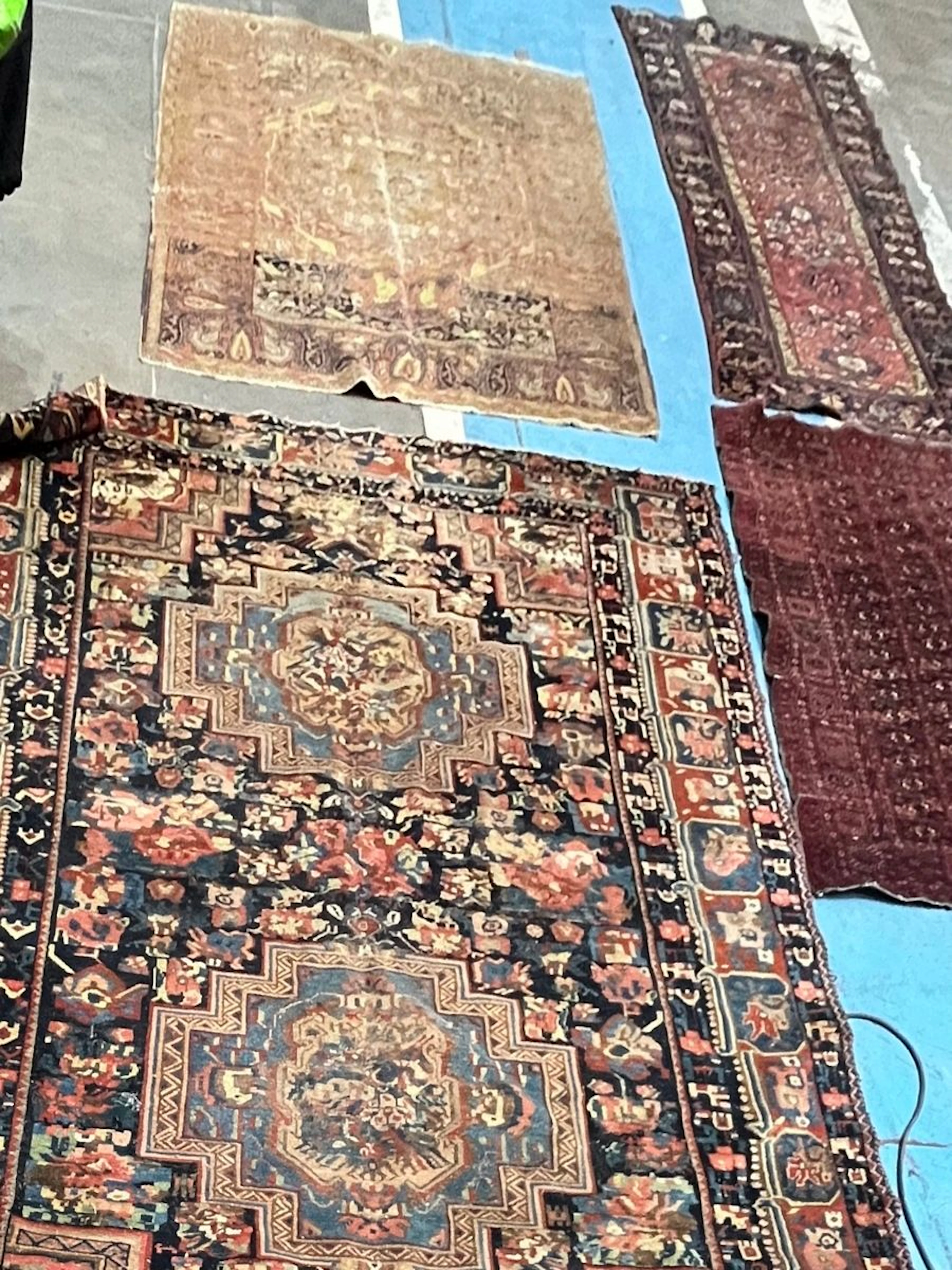 ENSEMBLE DE 5 TAPIS 1 tapis motif de 2... - Lot 634 - Rossini
