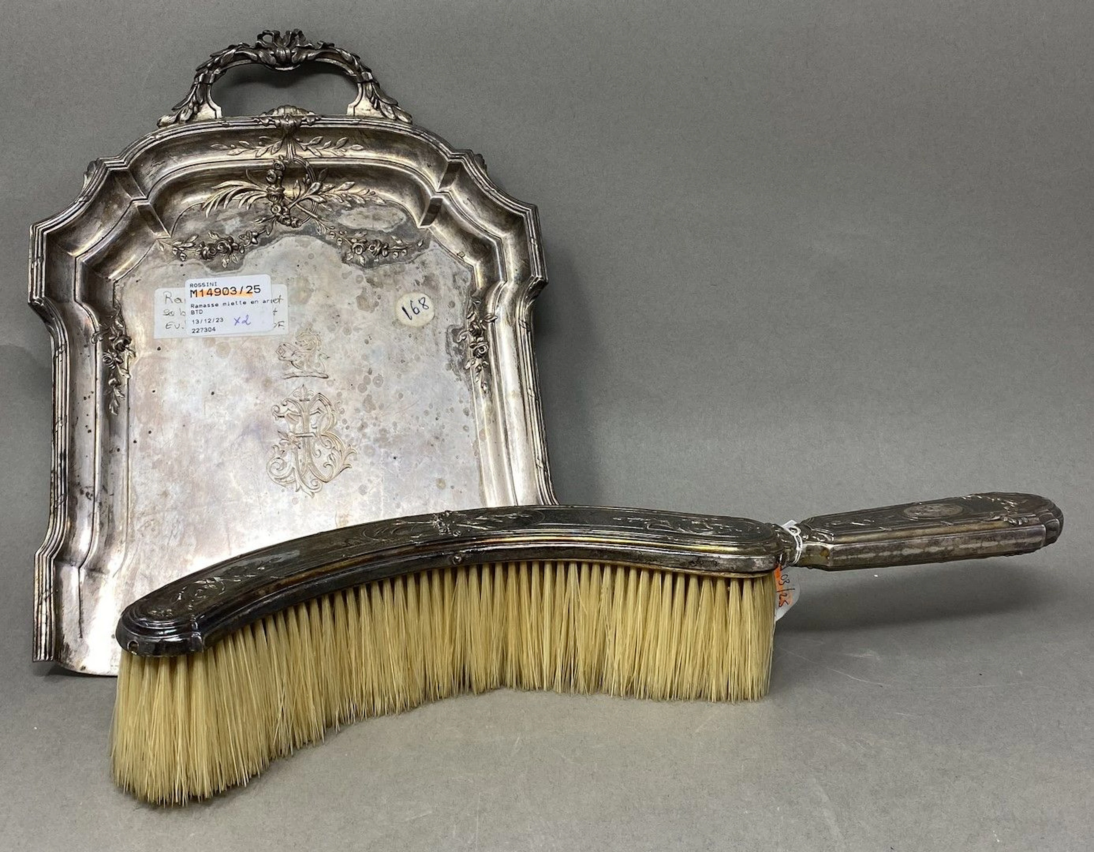 Ramasse miette en argent (950) de style Louis... - Lot 241 - Rossini