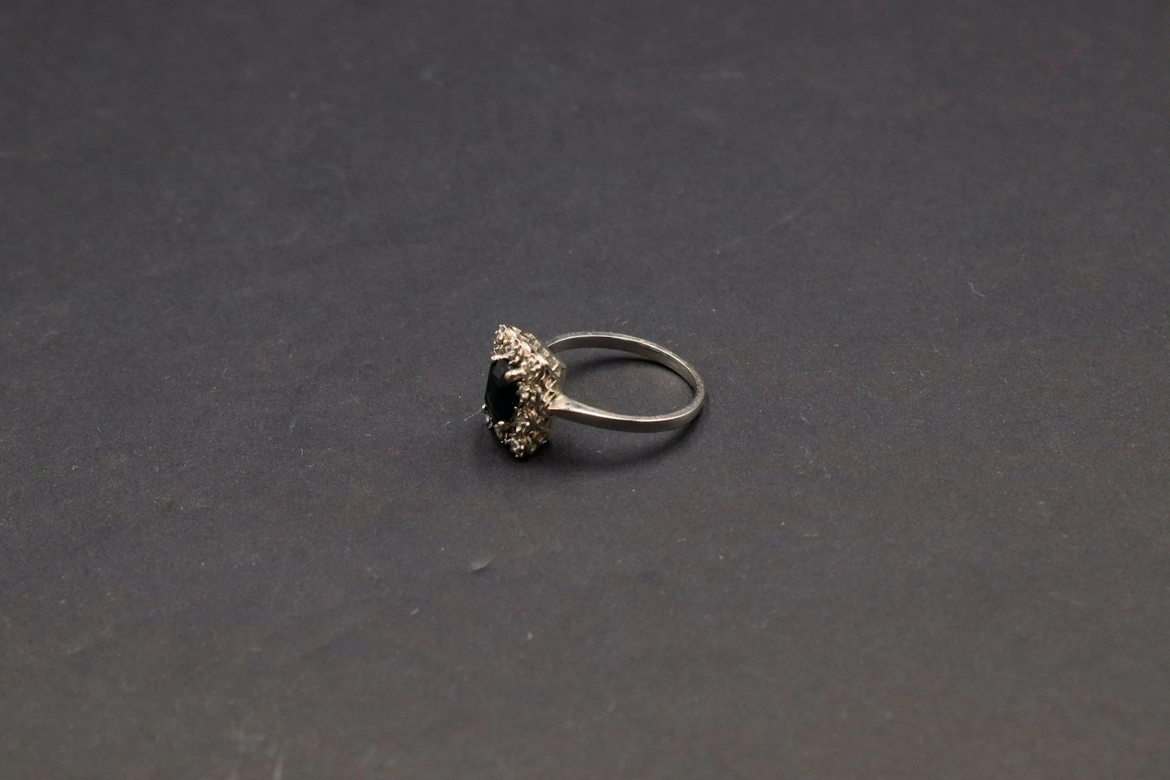 Bague en or gris 18K (750) ornée d'un saphir... - Lot 203 - Rossini