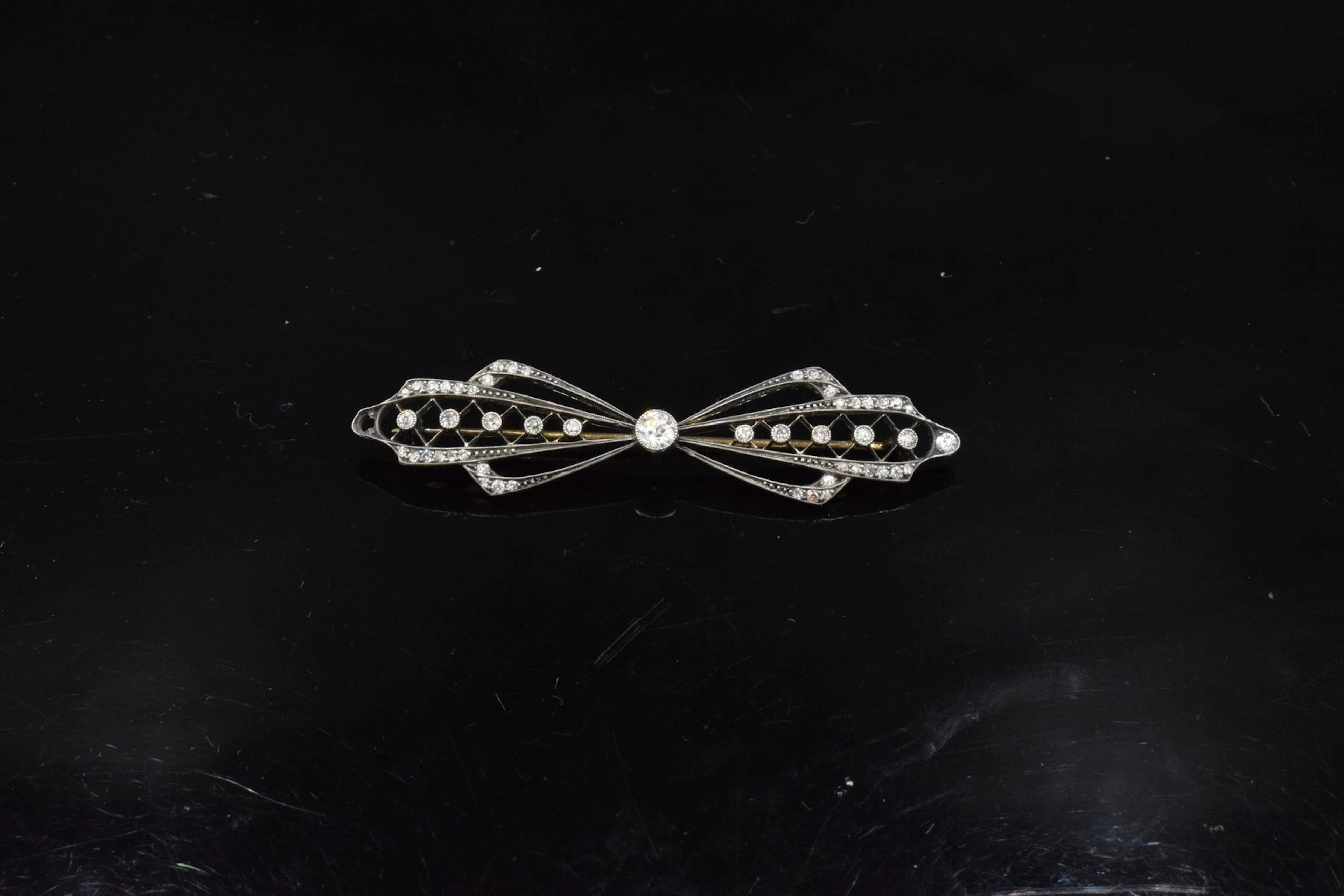 Broche de forme noeud papillon, la monture... - Lot 251 - Rossini
