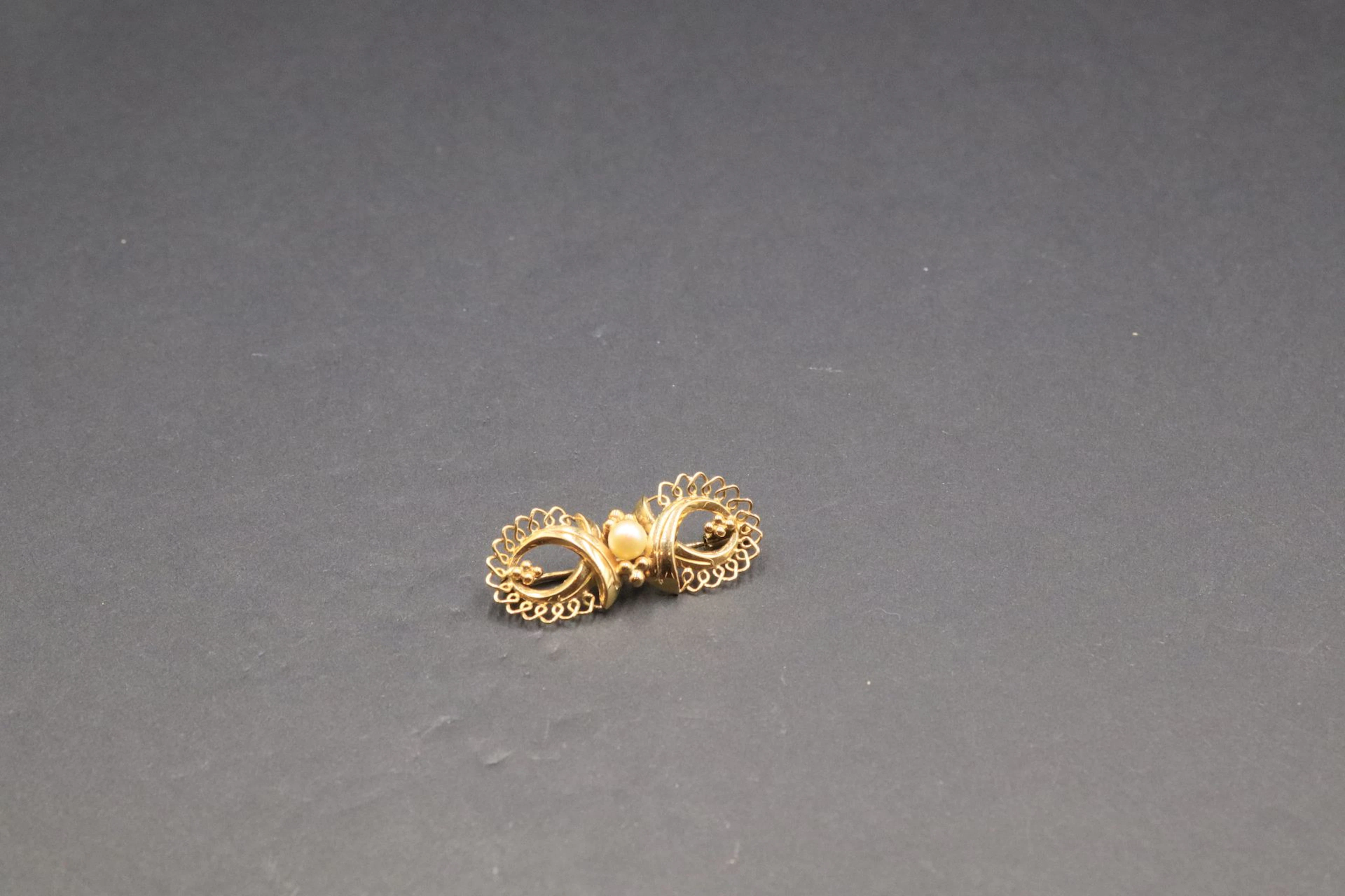 Broche e or jaune 18K (750) ornée d'une perle... - Lot 279 - Rossini