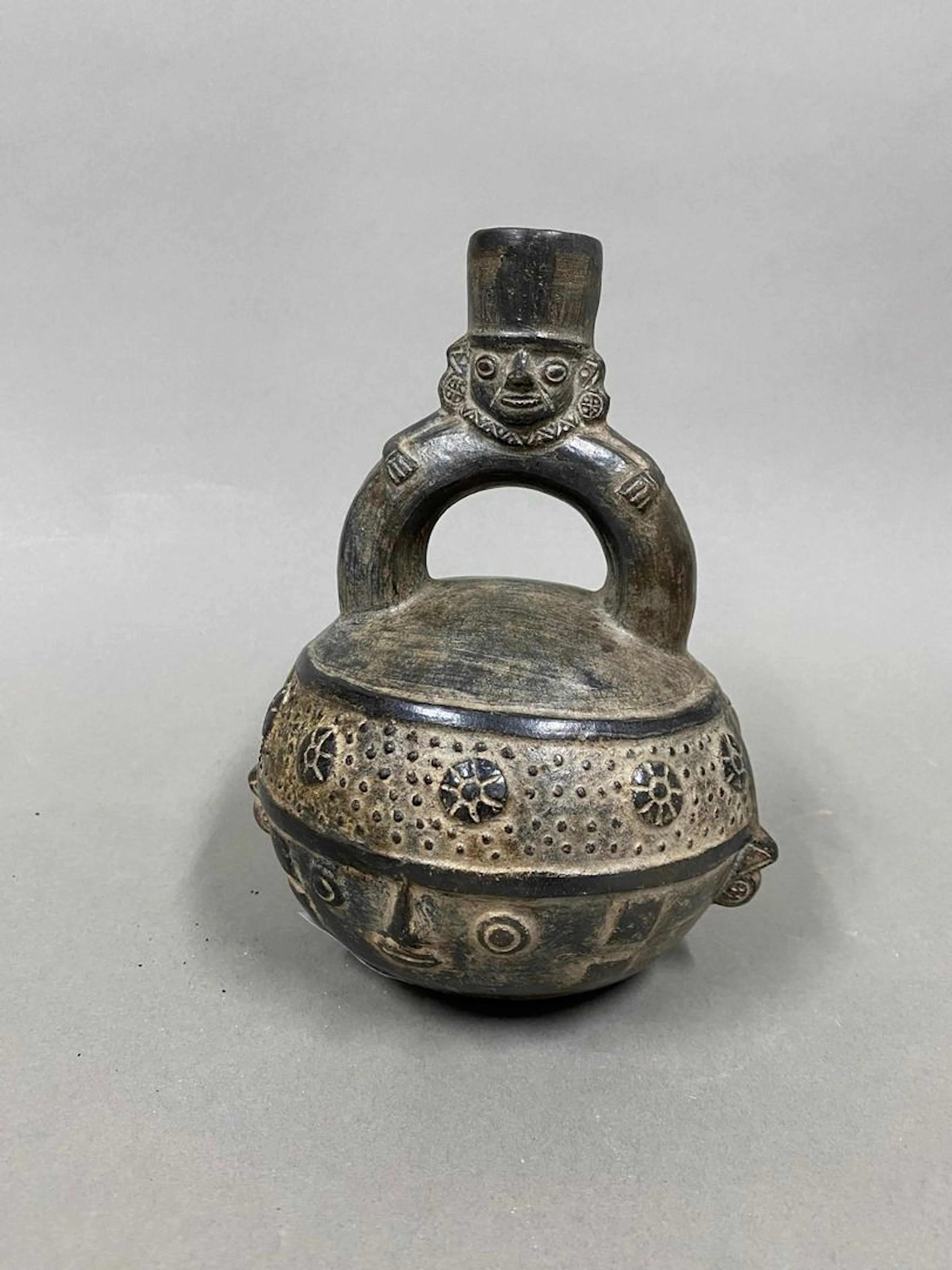 Vase étrier en terre cuite patinée noir orné... - Lot 517 - Rossini