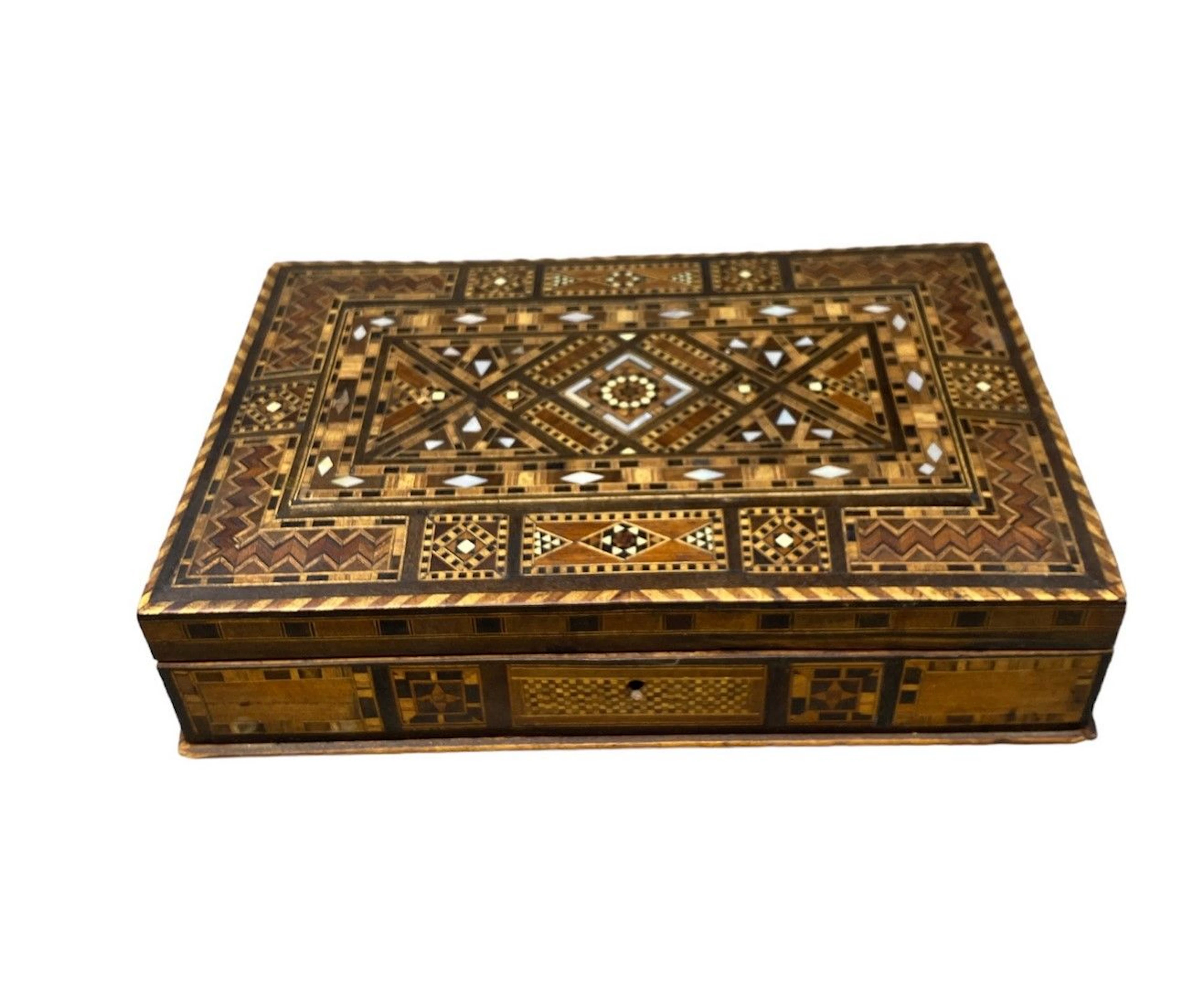 Boite rectangulaire en marqueterie de bois... - Lot 629 - Rossini
