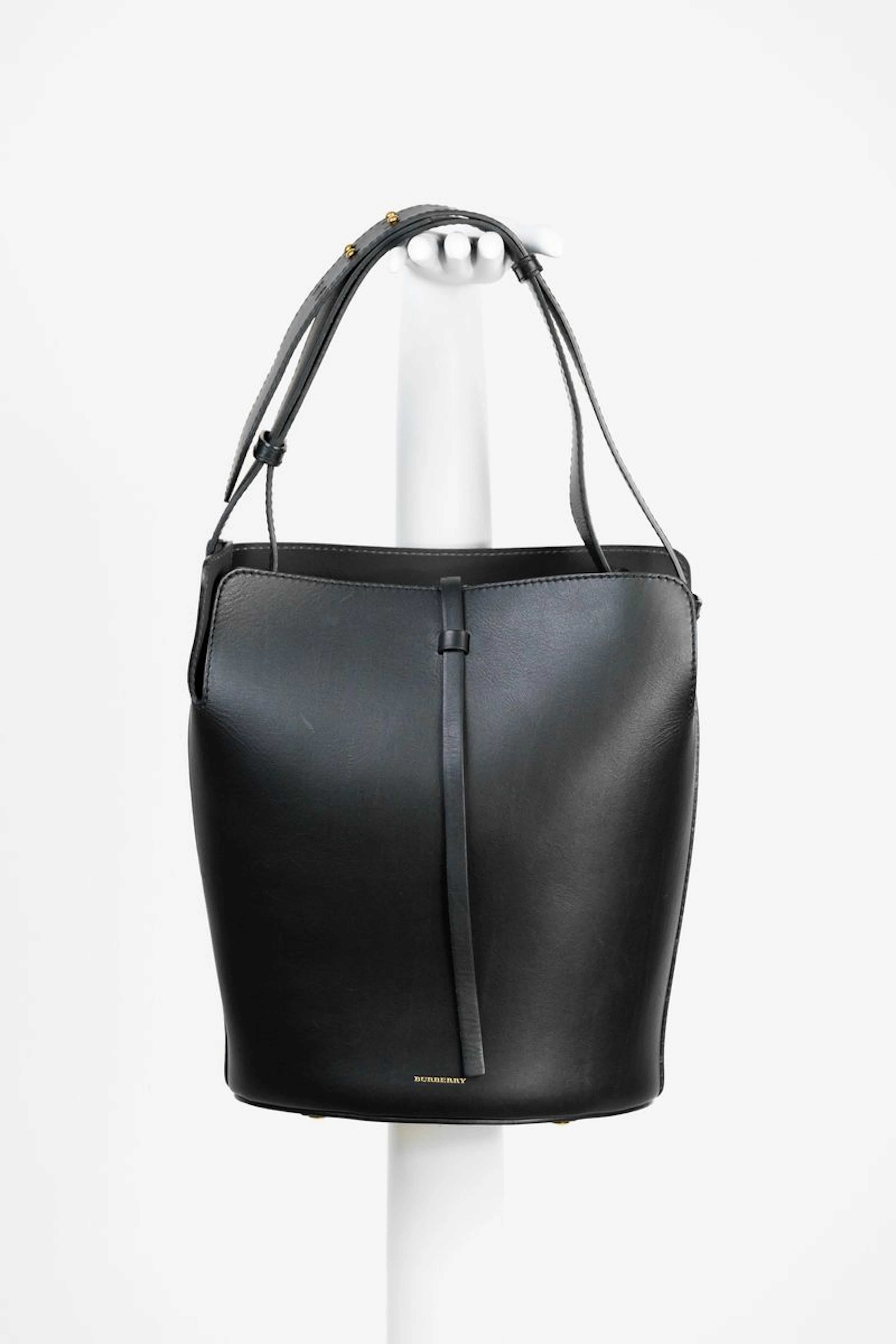 BURBERRY Sac seau en cuir noir, intérieur... - Lot 187 - Rossini