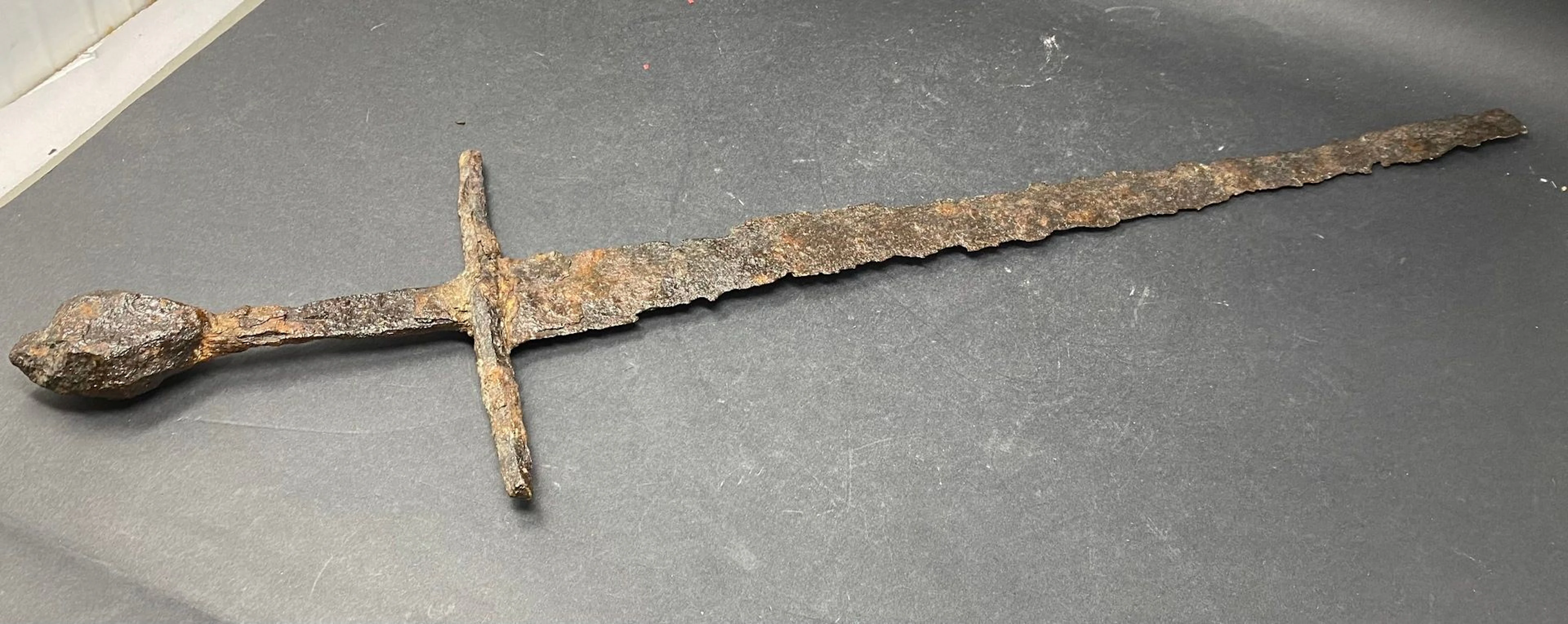 Vestige d'épée de style Moyen Age en alliage... - Lot 57 - Rossini