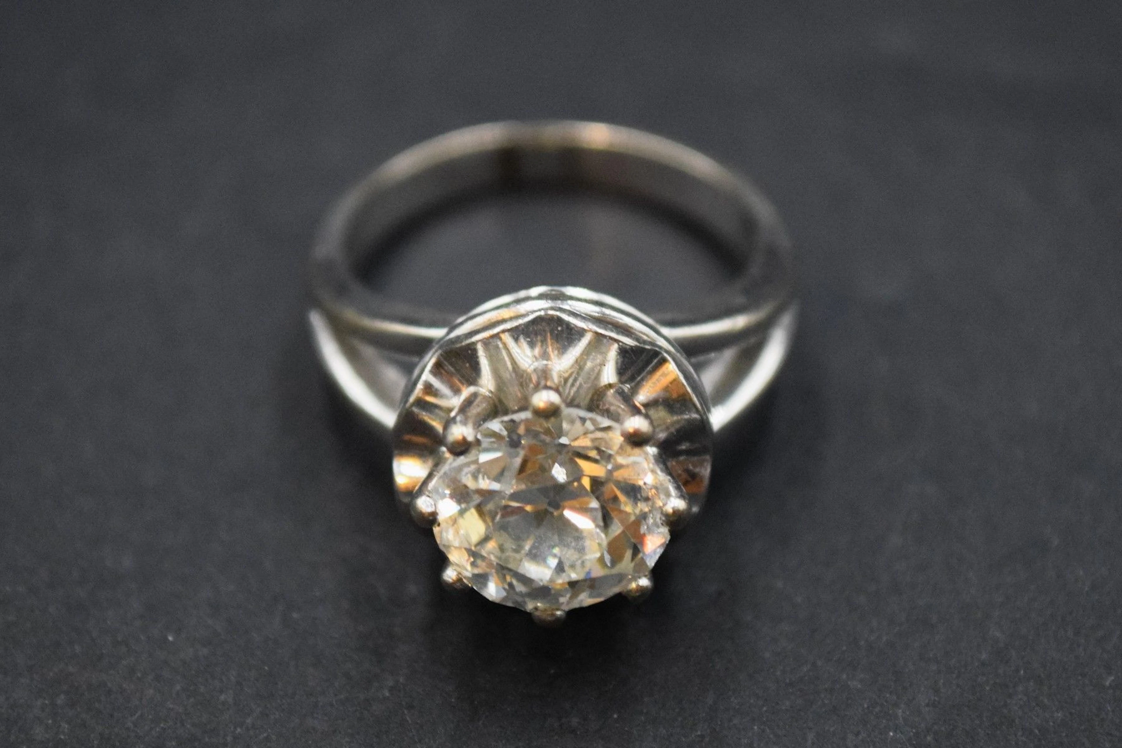 Bague en or gris 18K (750), sertie d'un diamant... - Lot 47 - Rossini