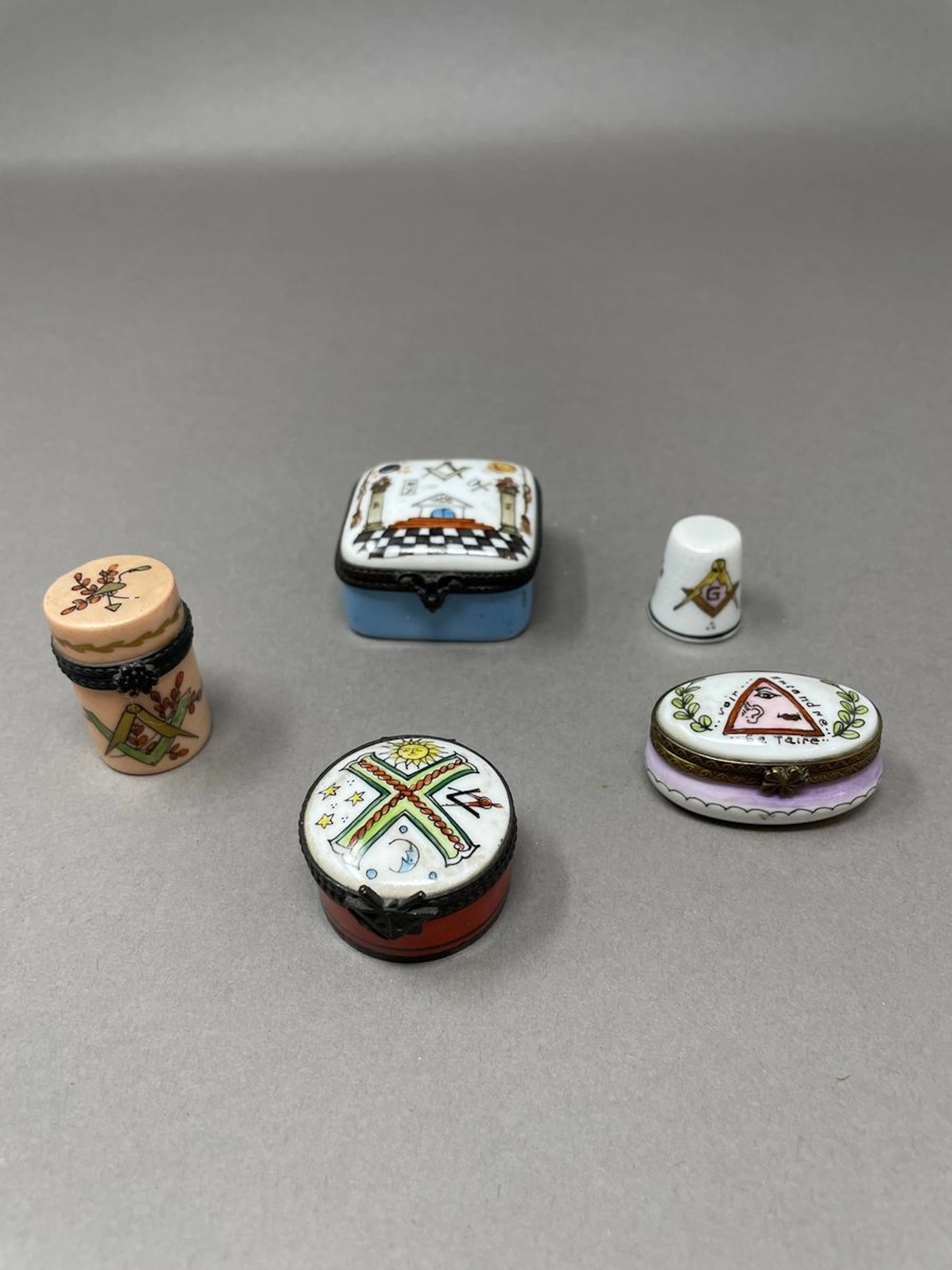 Quatre boites en porcelaine et un dé à décor... - Lot 68 - Rossini