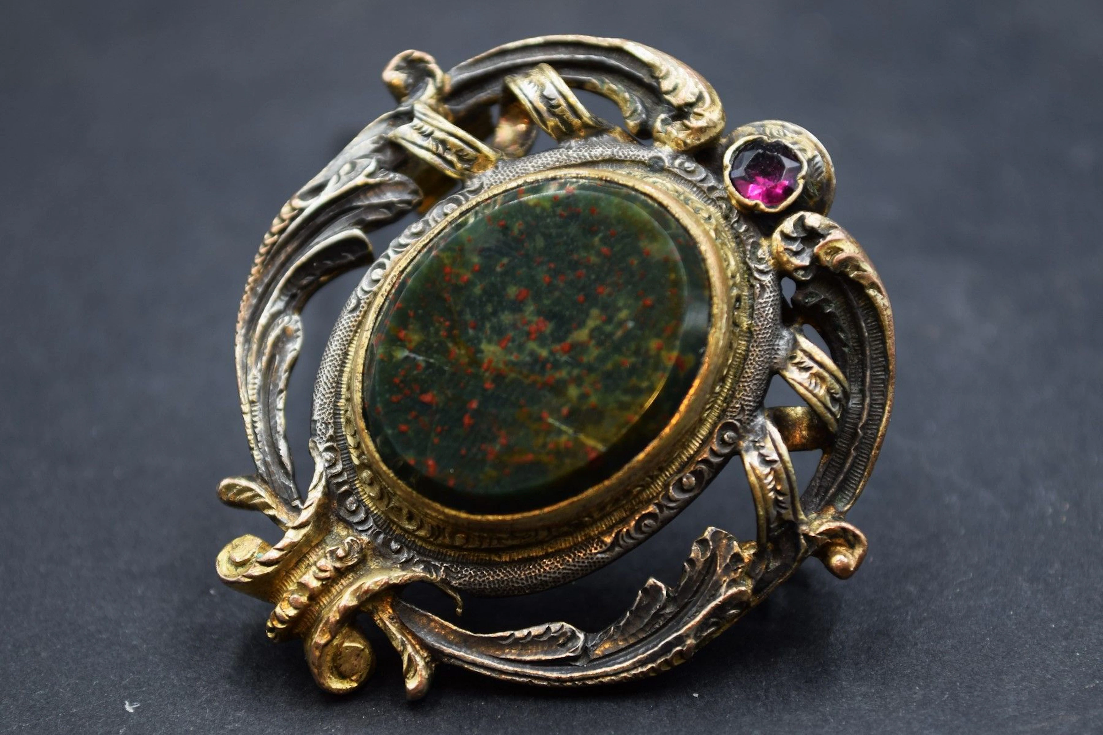 Broche ajourée en argent décorée de rinceaux... - Lot 91 - Rossini