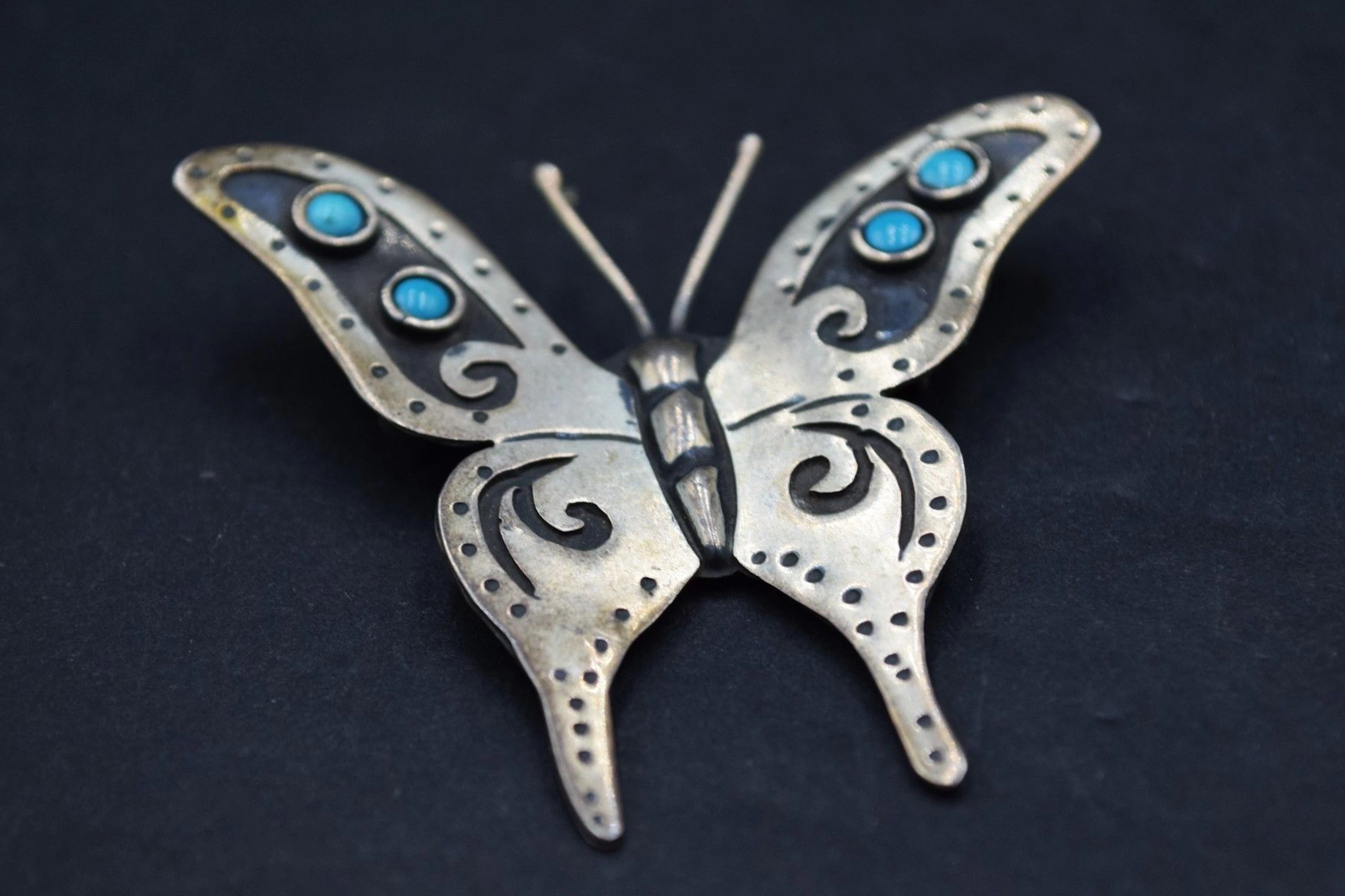 Broche papillon en argent, les ailes serties... - Lot 315 - Rossini