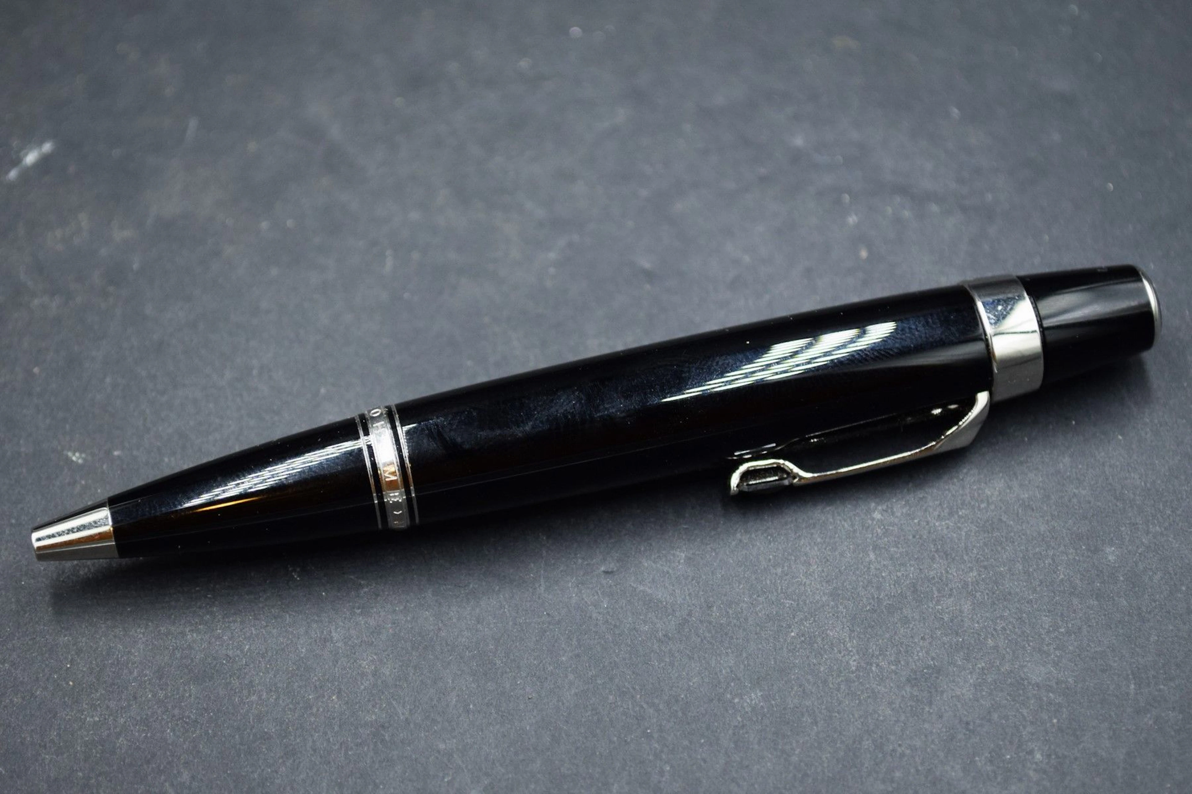 MONTBLANC Stylo à bille. Signé MONTBLANC... - Lot 584 - Rossini