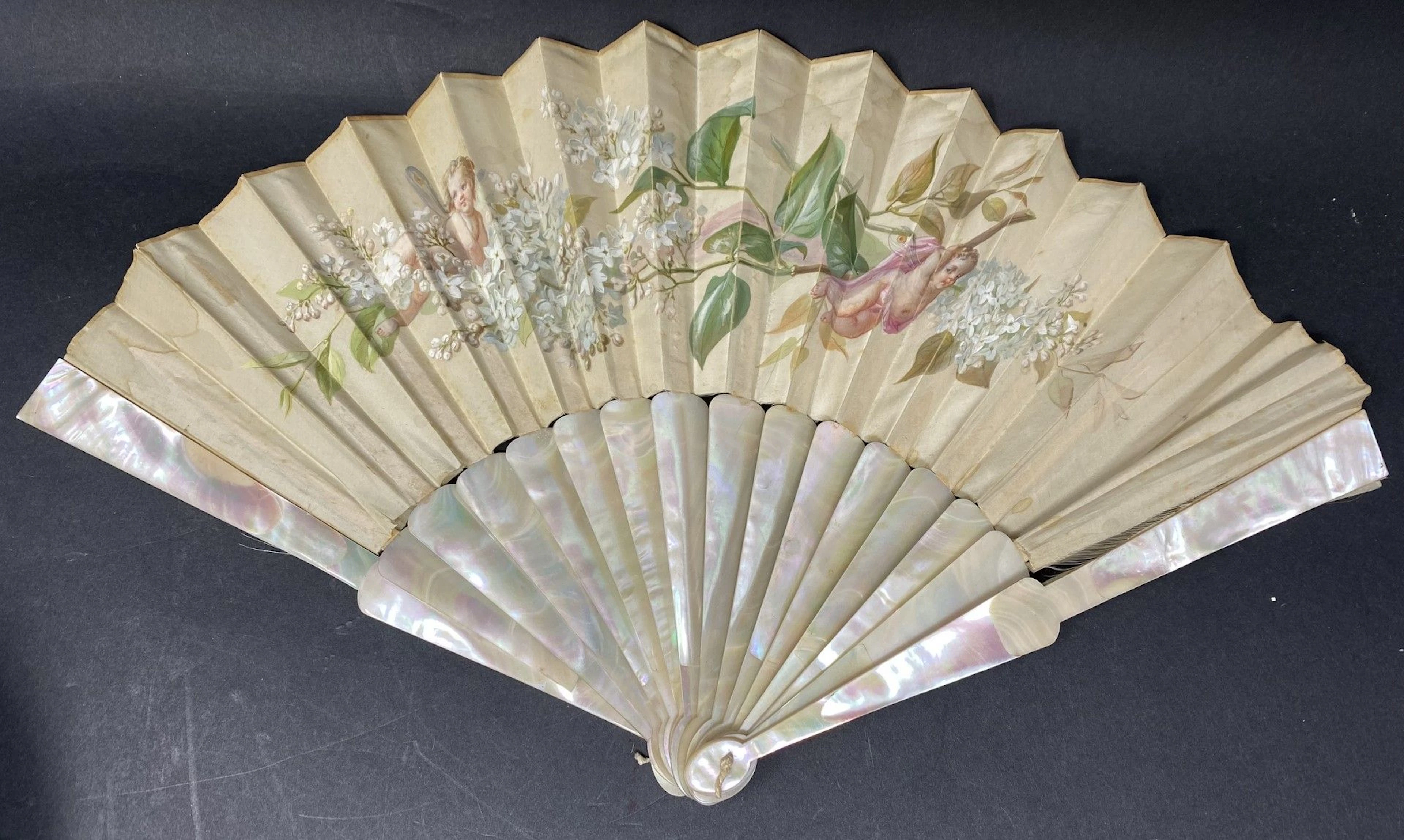 Eventail à une feuille en tissu peinte de... - Lot 527 - Rossini