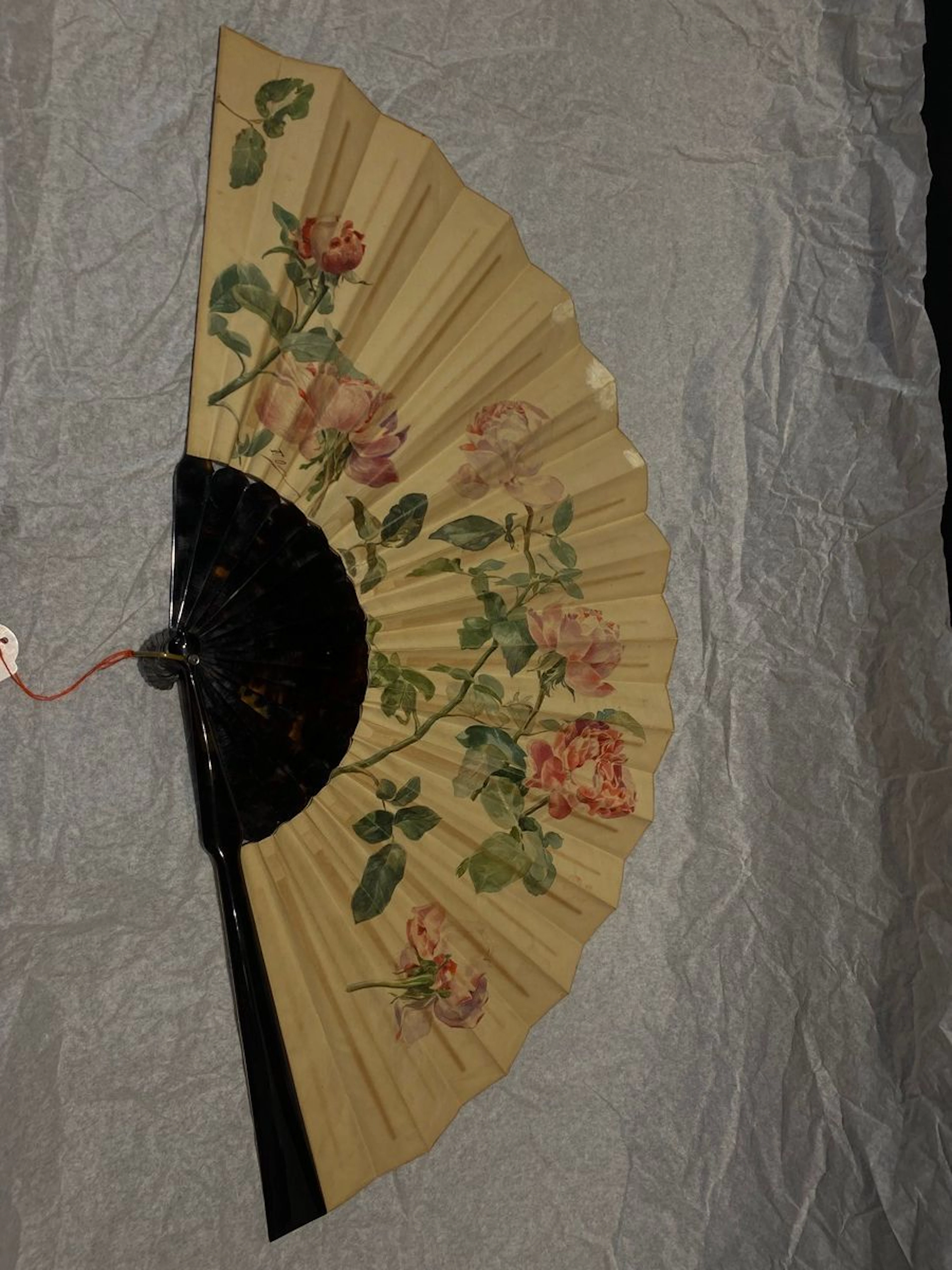 Roses en boutons, vers 1890 Grand éventail,... - Lot 531 - Rossini