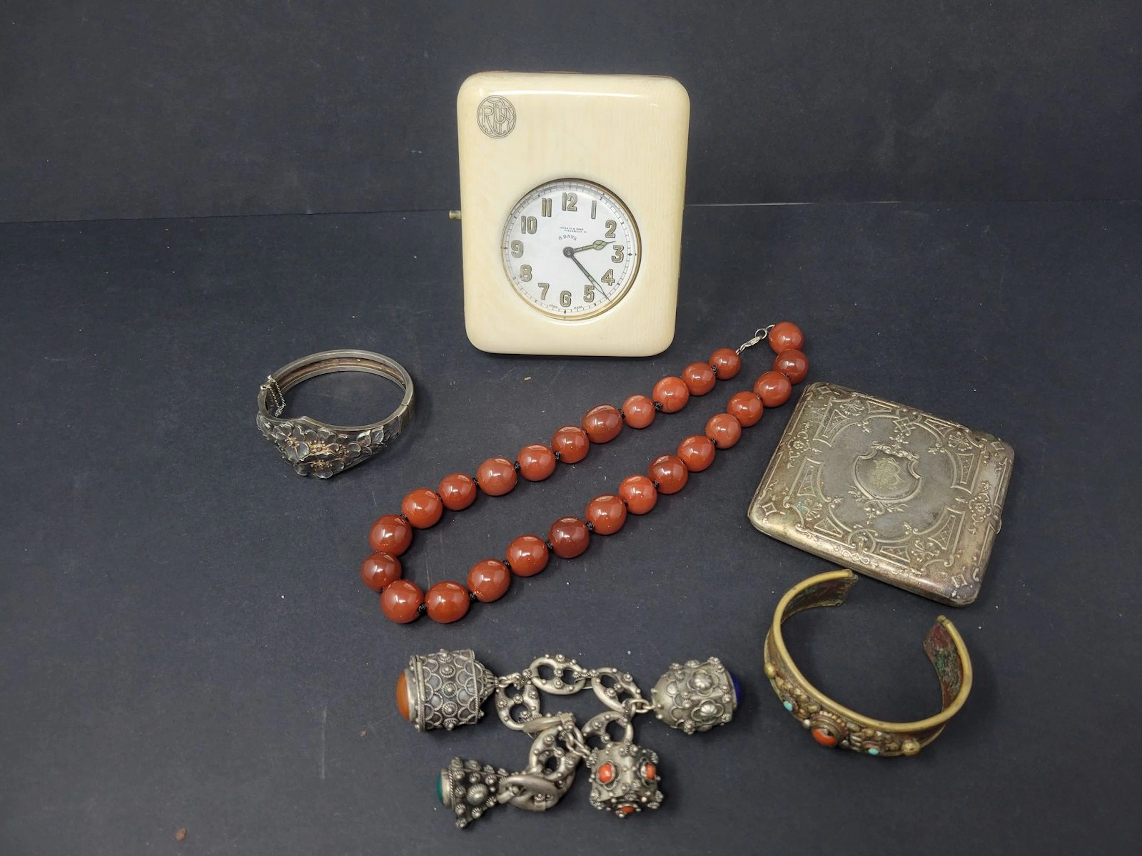 Fond de tiroir comprenant : des bijoux ethniques... - Lot 150 - Rossini