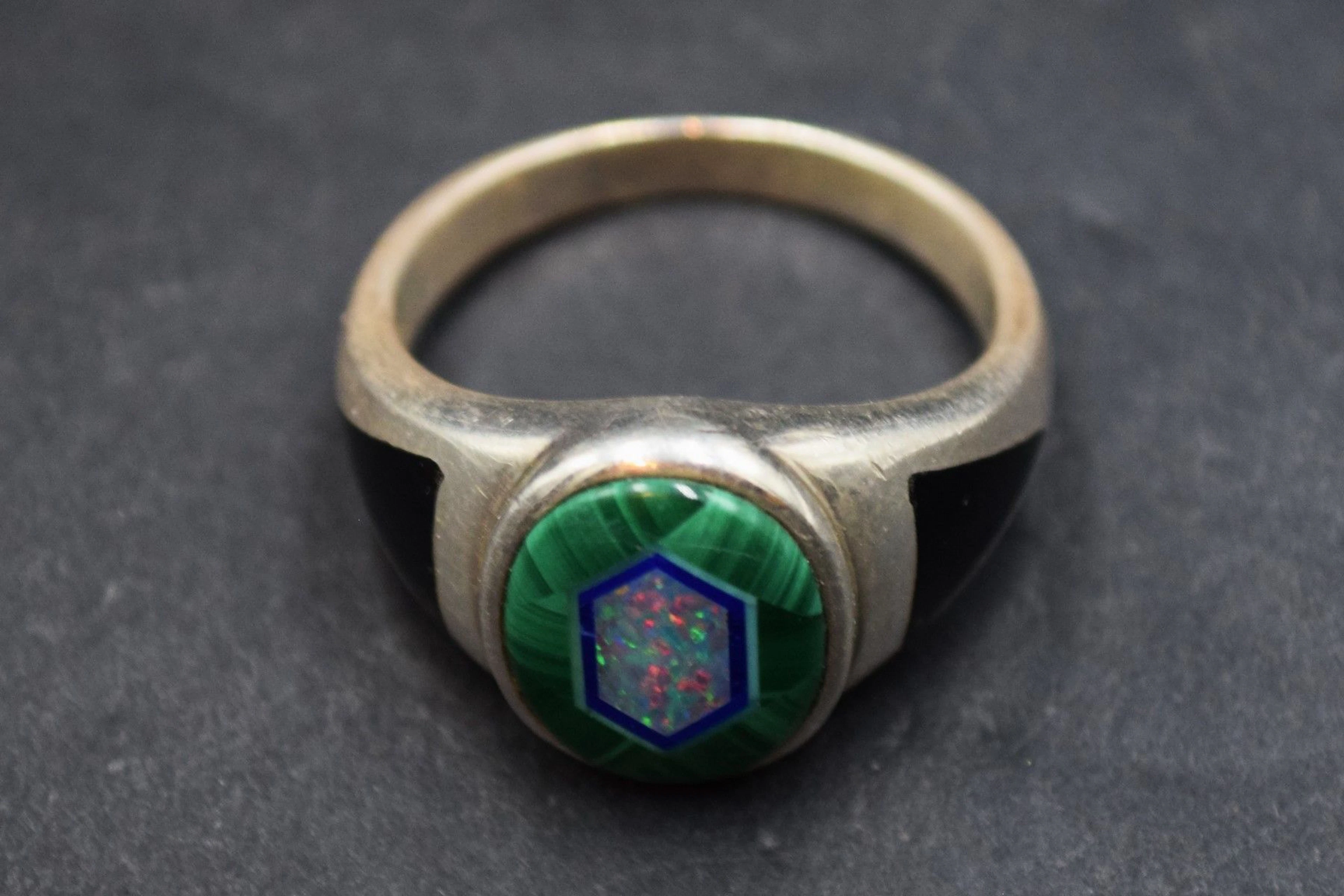 Bague jonc en argent (925) sertie d'une pierre... - Lot 404 - Rossini