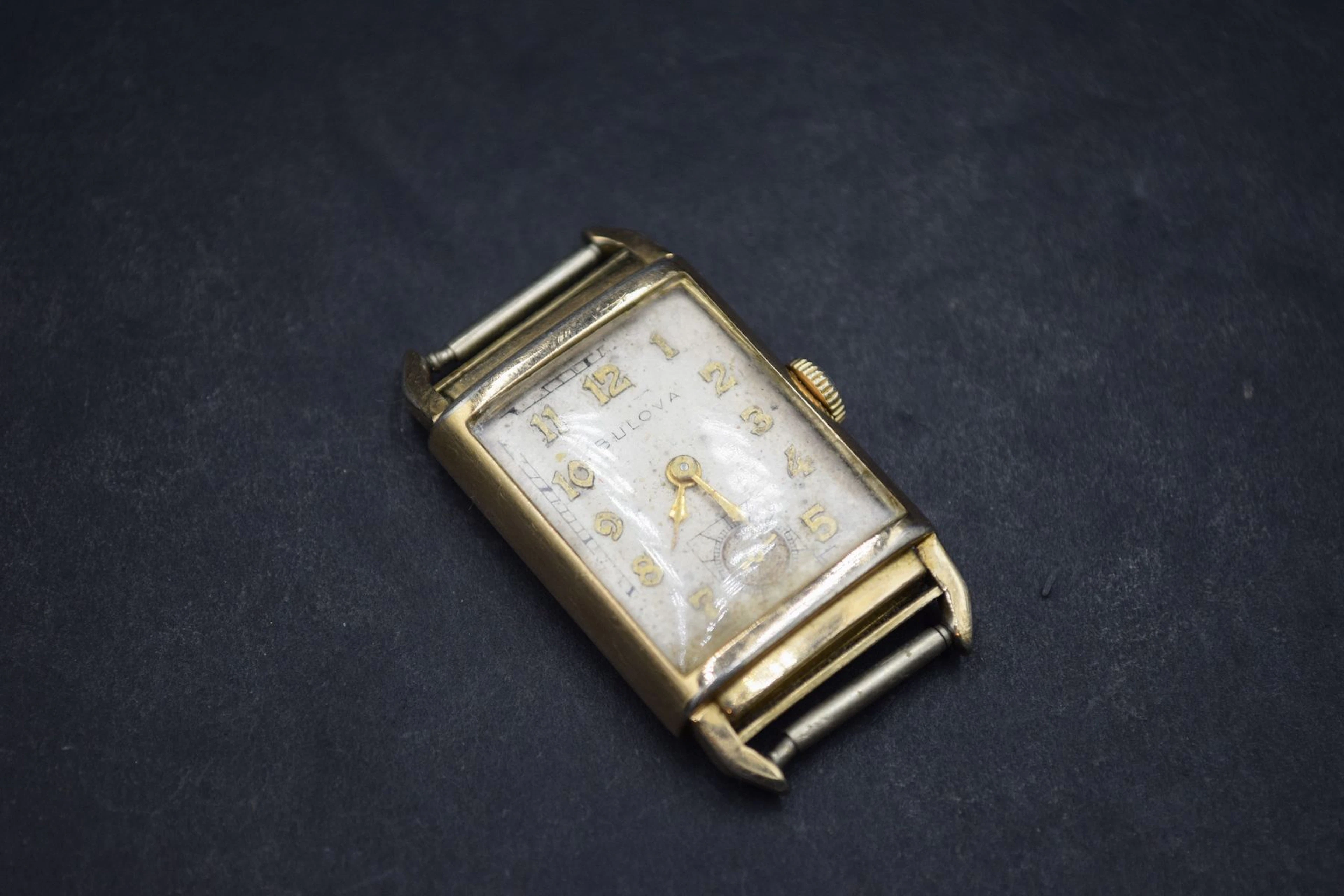 BULOVA N° 1292883 Boitier de montre rectangulaire... - Lot 482 - Rossini