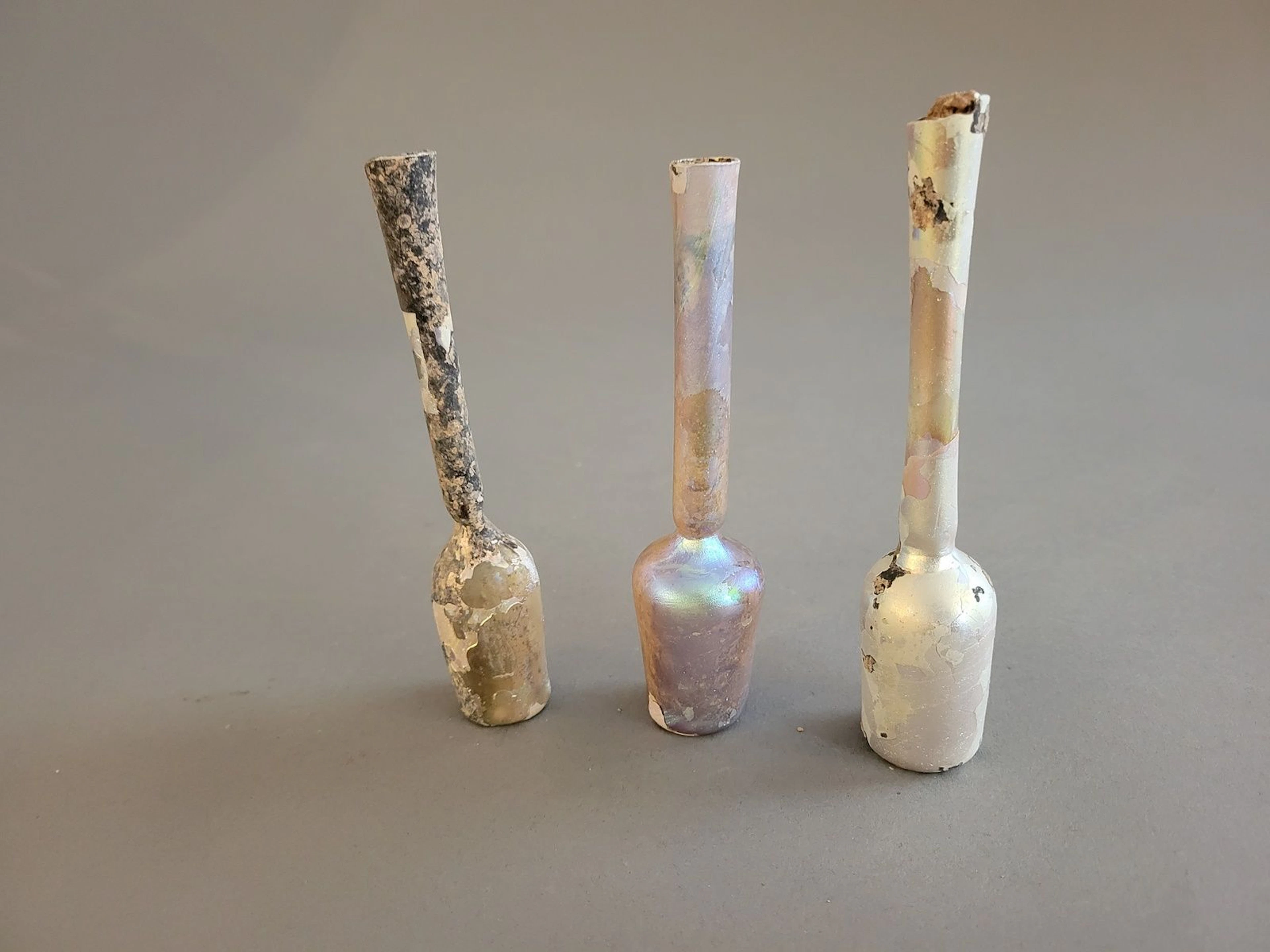 Lot de trois balsamaires à panse tubulaire... - Lot 206 - Rossini