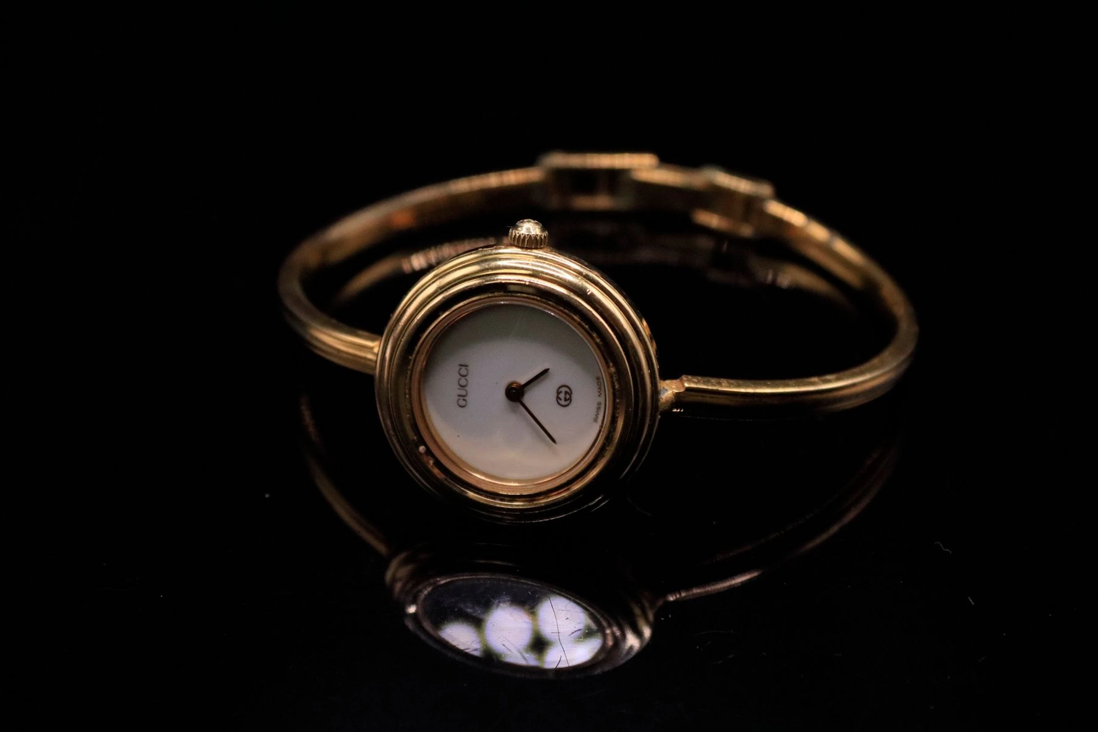 GUCCI Montre en métal dorée à cardran circulaire... - Lot 130 - Rossini